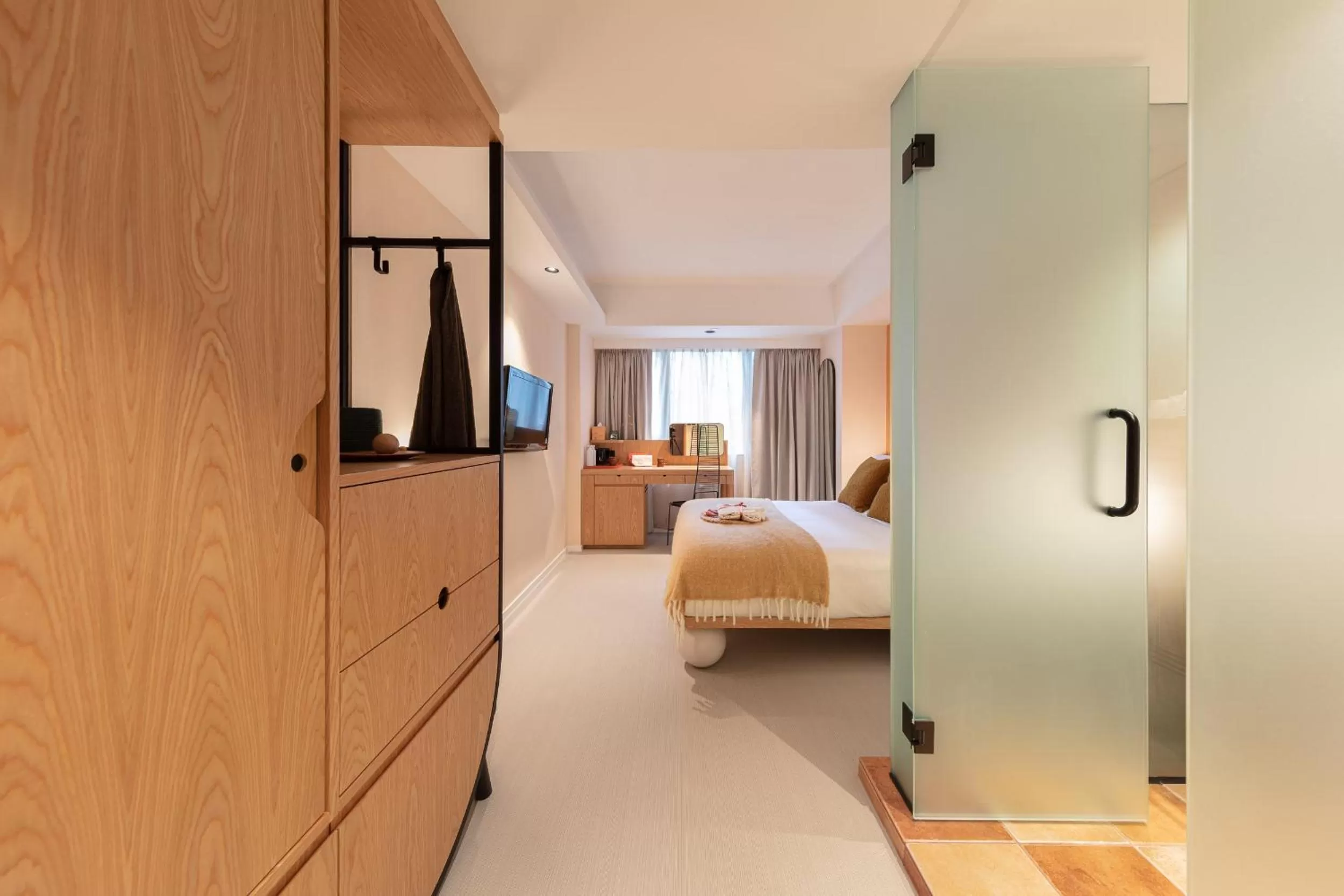 Photo of the whole room, Bed in the Figo