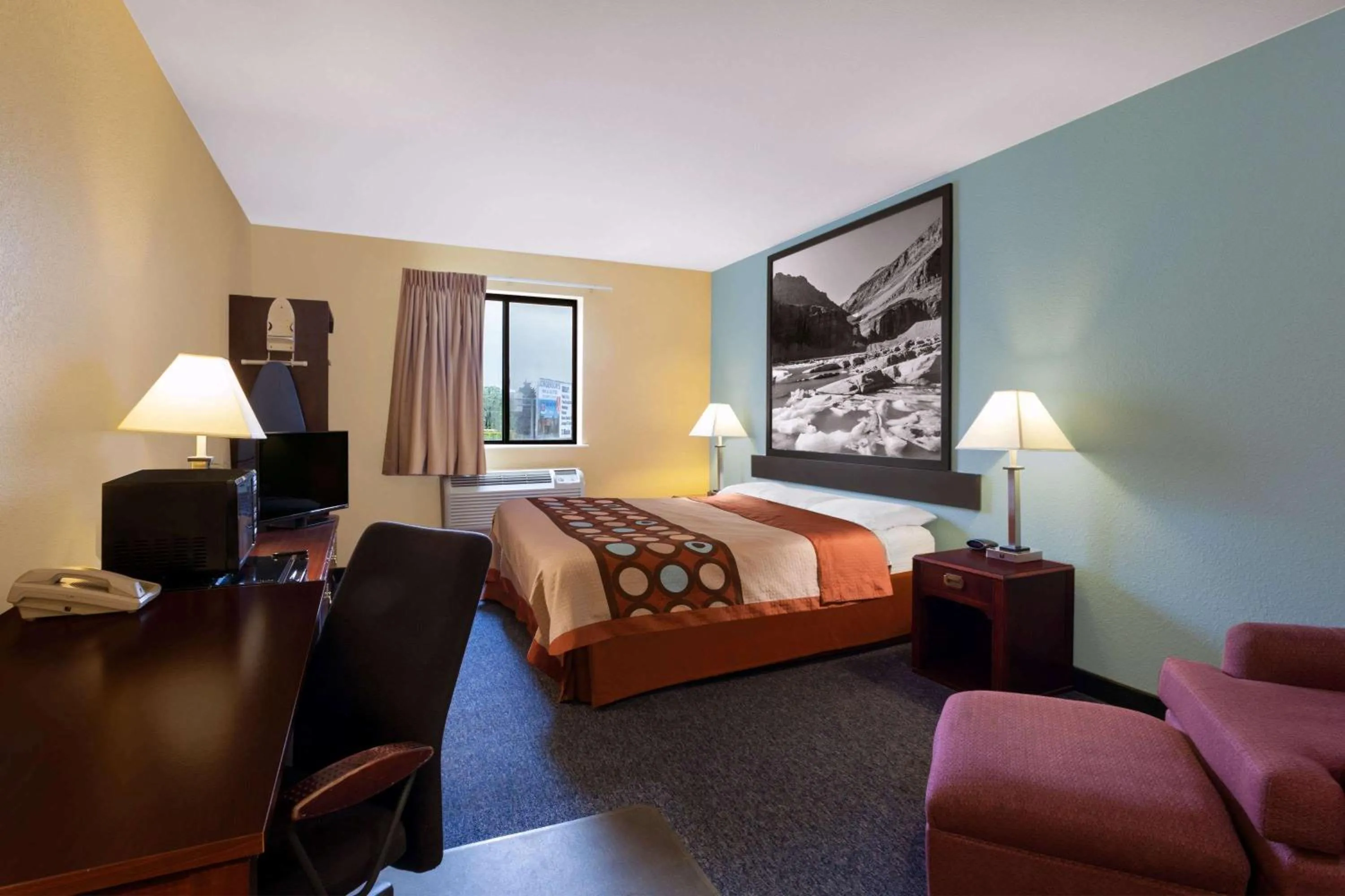 Photo of the whole room, Bed in Super 8 by Wyndham Helena