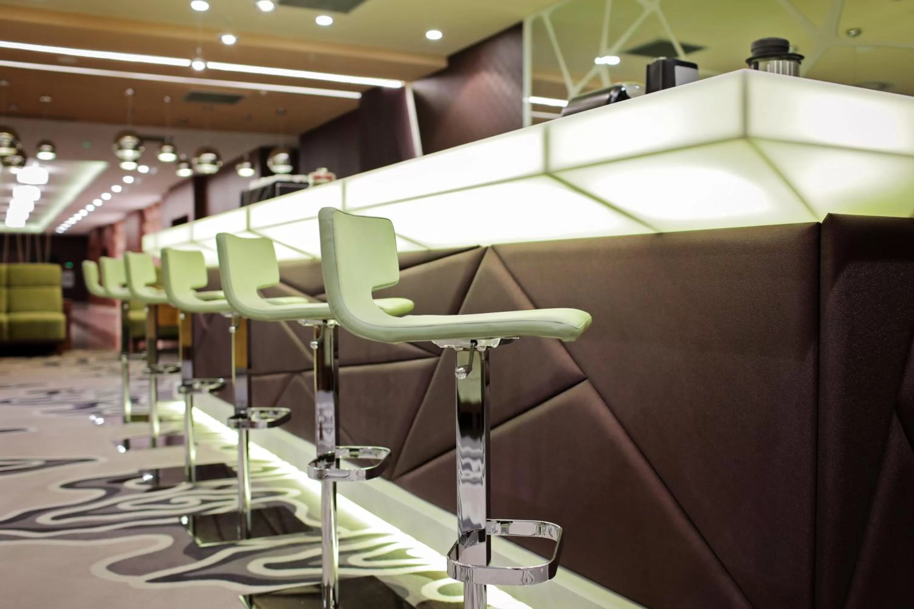 Lounge or bar in Ramada Plaza Craiova