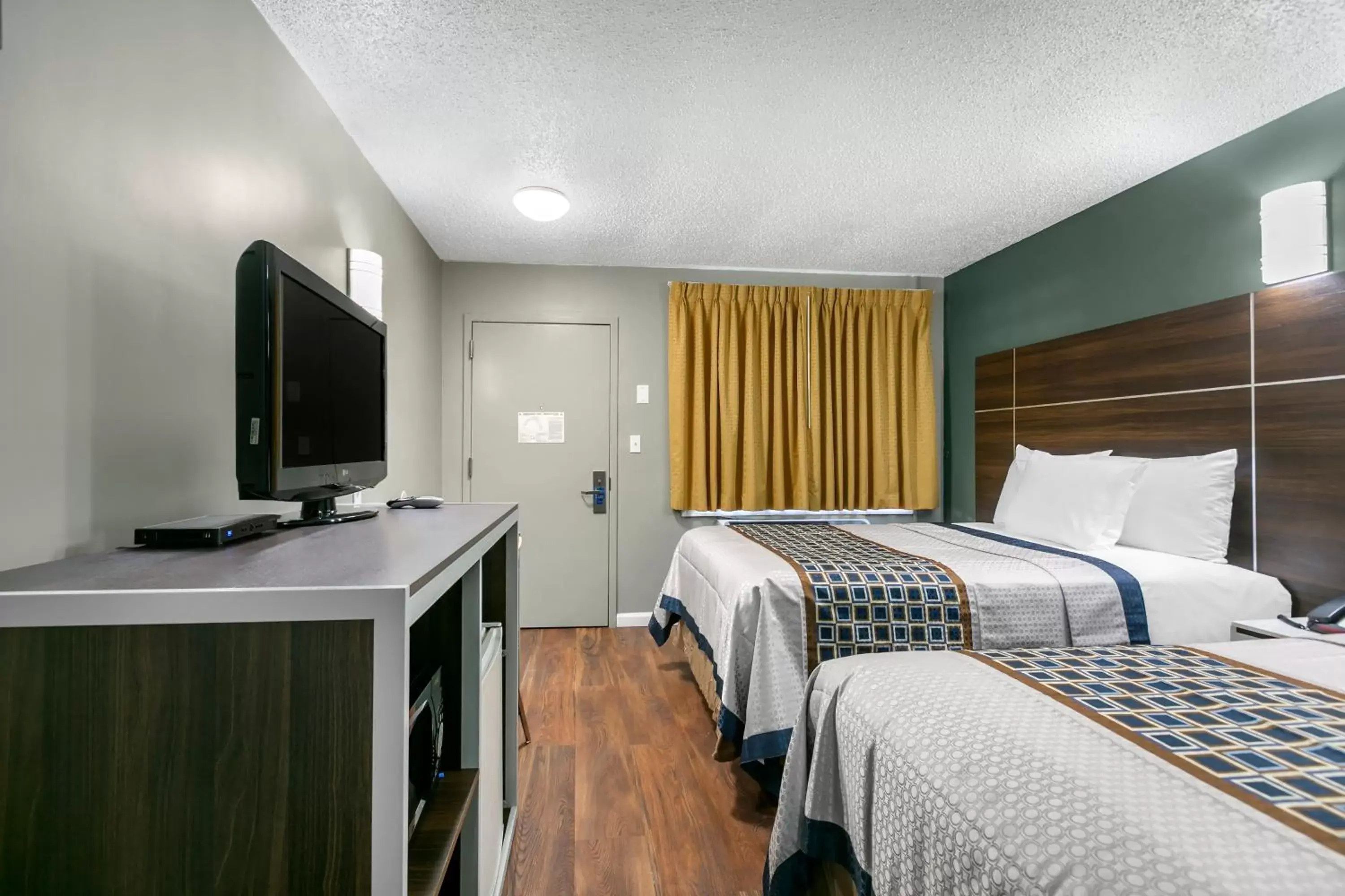 Double Room with Two Double Beds - Non-Smoking in Knights Inn Bristol Double Room with Two Double Beds - Non-Smoking in Knights Inn Bristol