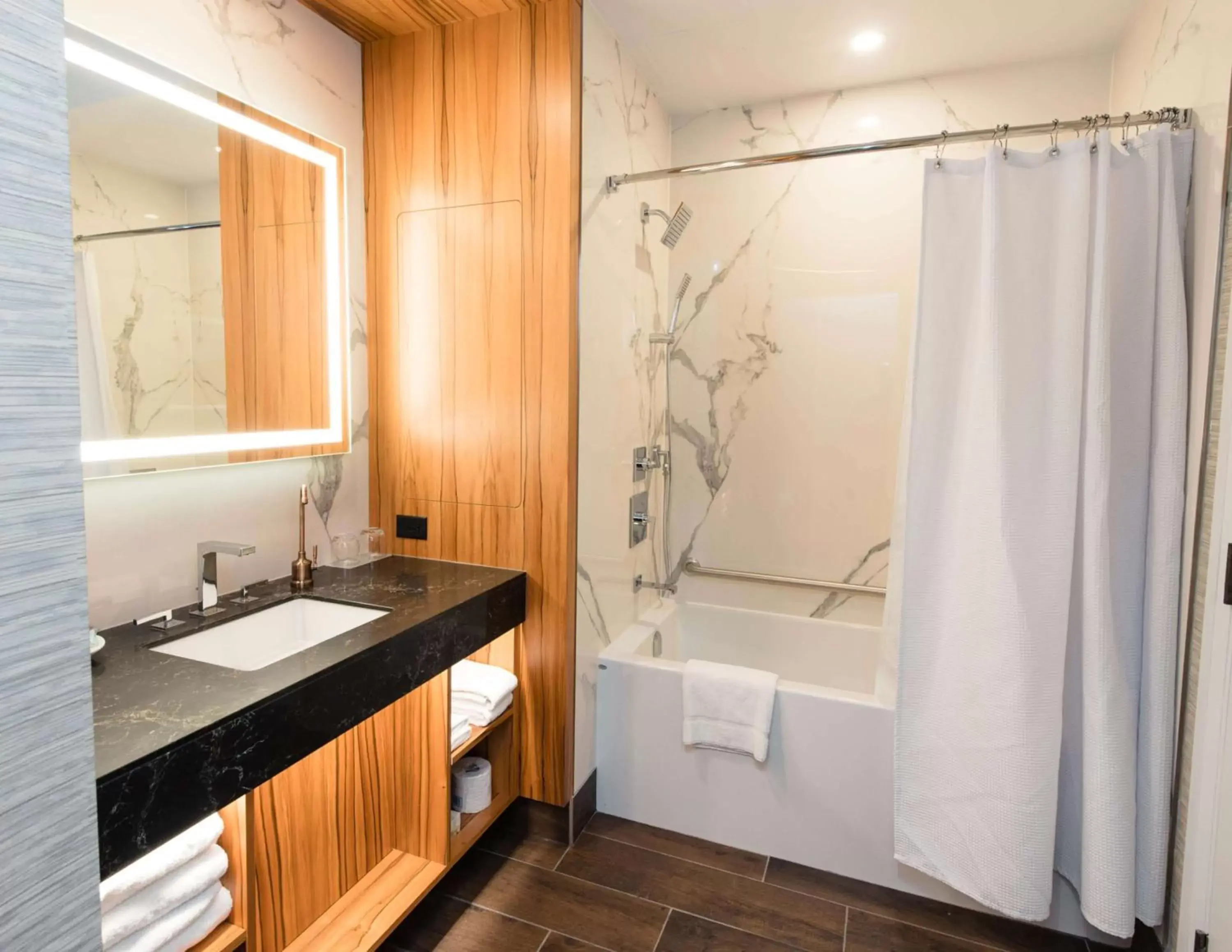 Queen Room with Two Queen Beds in Hyatt Regency Calgary Queen Room with Two Queen Beds in Hyatt Regency Calgary