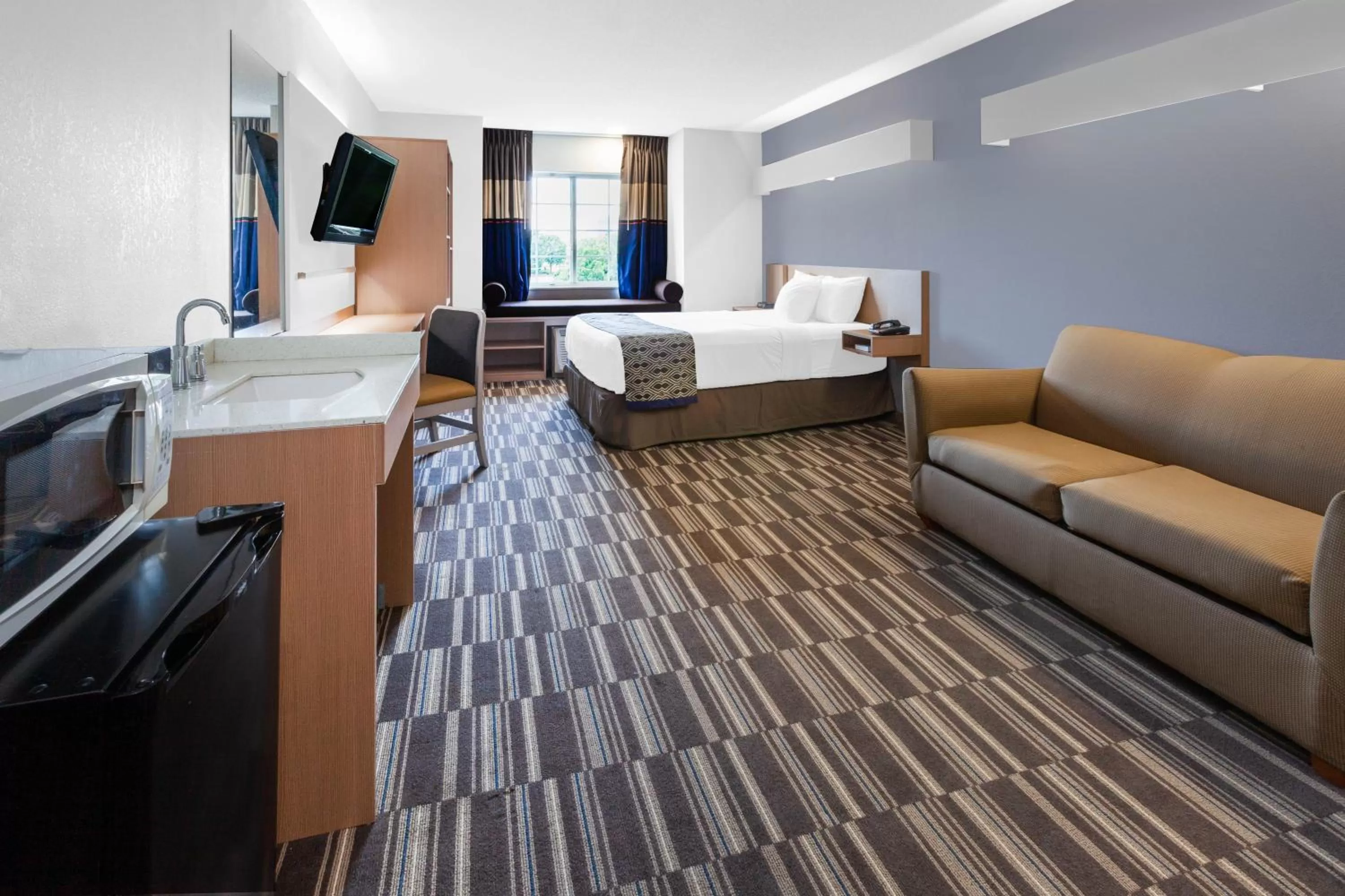 Living room in Microtel Inn Suite by Wyndham BWI Airport