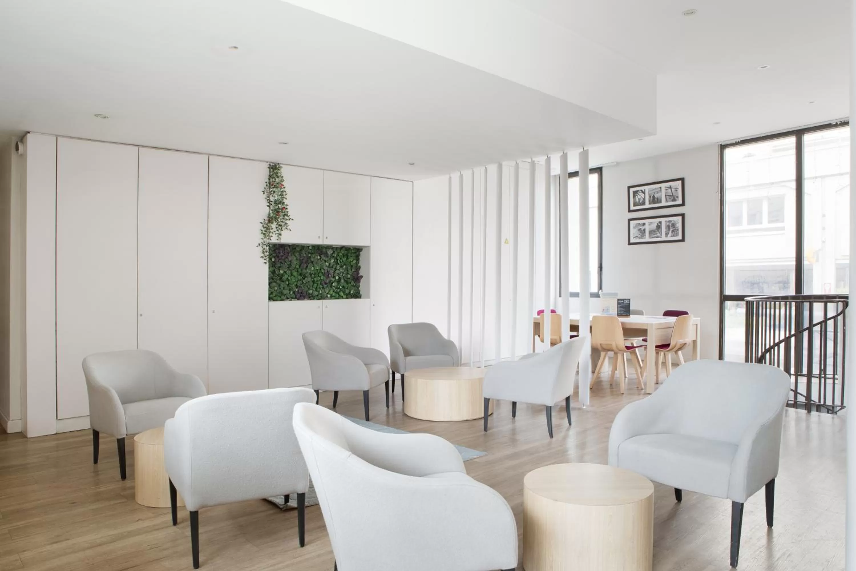 Communal lounge/ TV room in Kyriad Paris Est - Bois de Vincennes