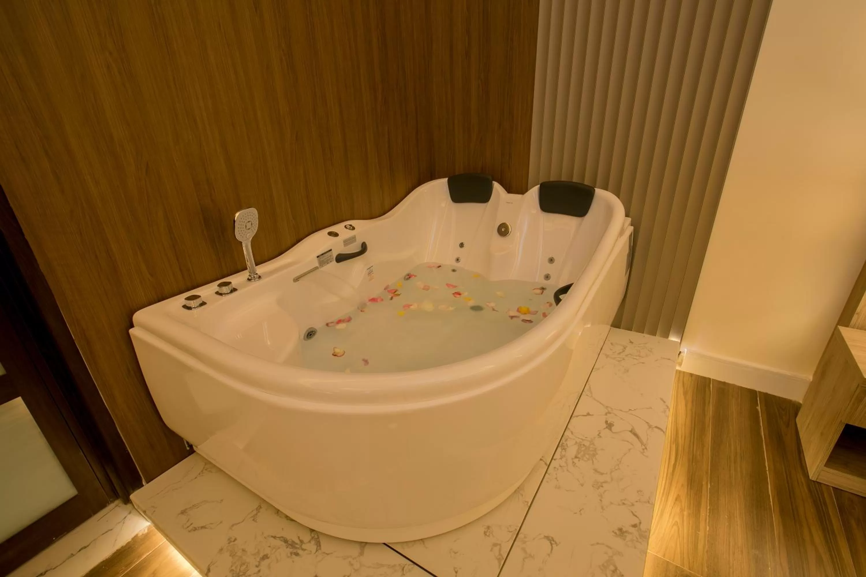 Luxury Night Al Munsiyah