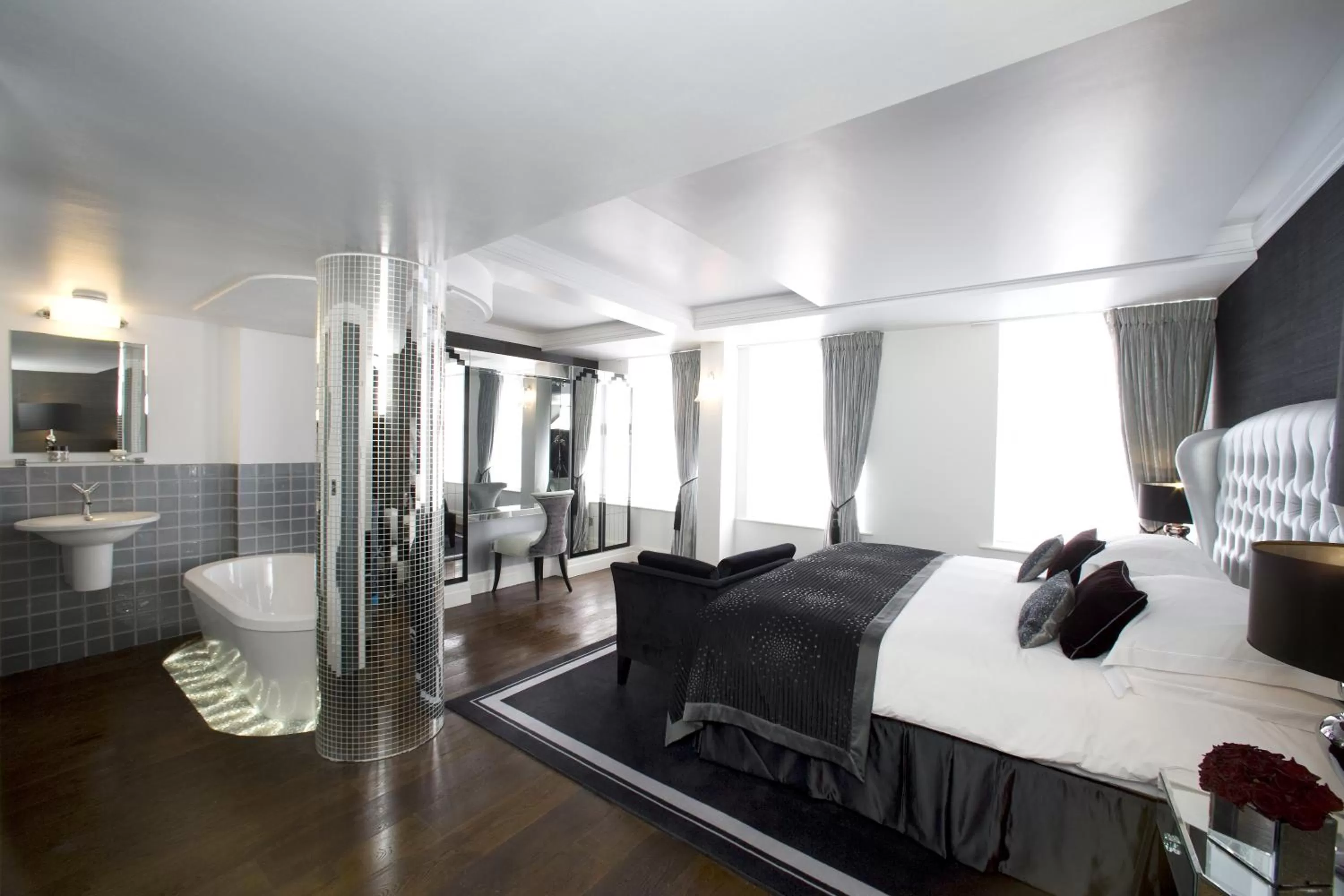 Photo of the whole room, Bed in Karma Sanctum Soho Hotel