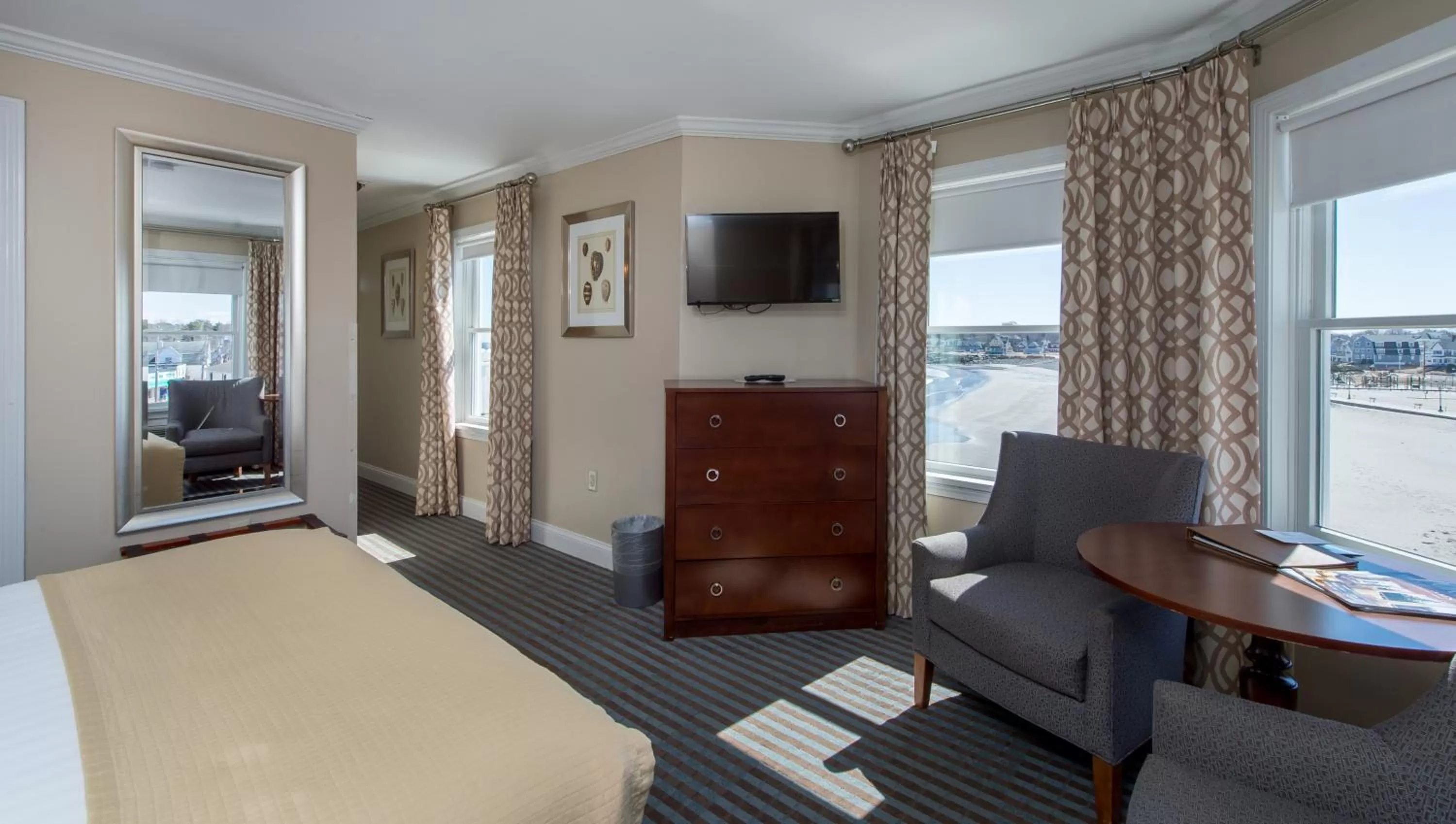 Seating area, Bed in Union Bluff Hotel & Meeting House