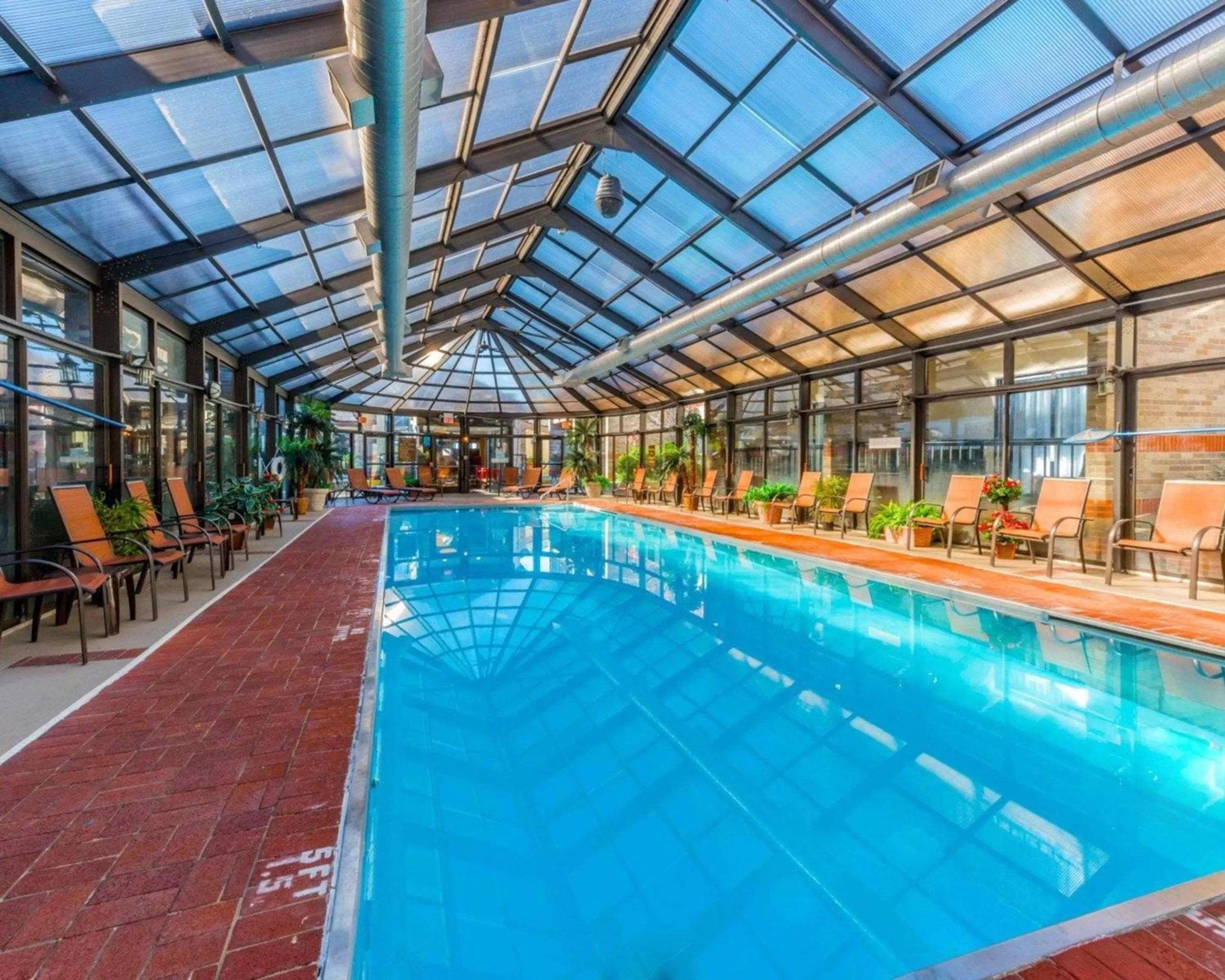 Swimming pool in Comfort Inn & Suites Erie - Splash Lagoon Indoor Waterpark