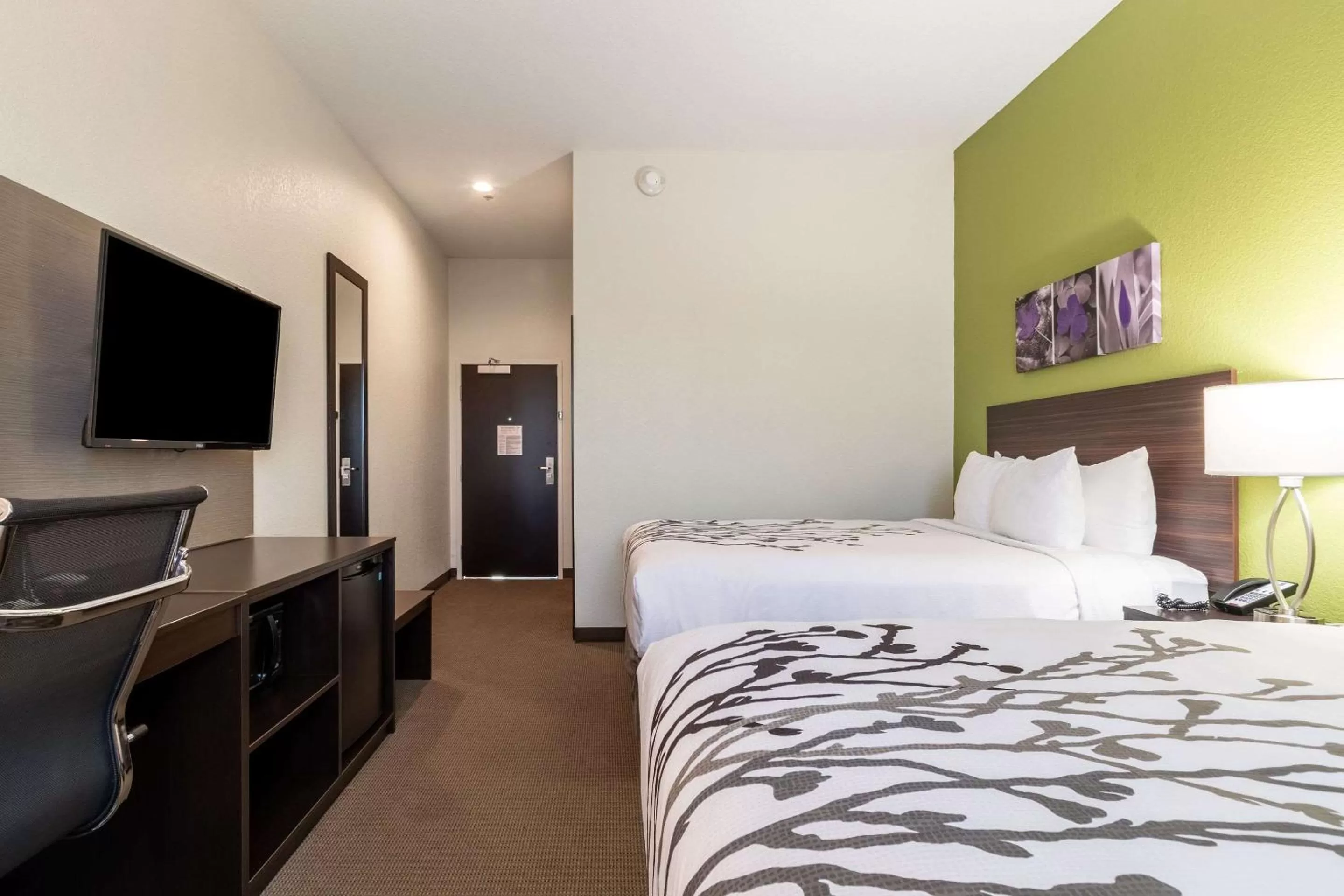 Photo of the whole room, Bed in Sleep Inn Boardman