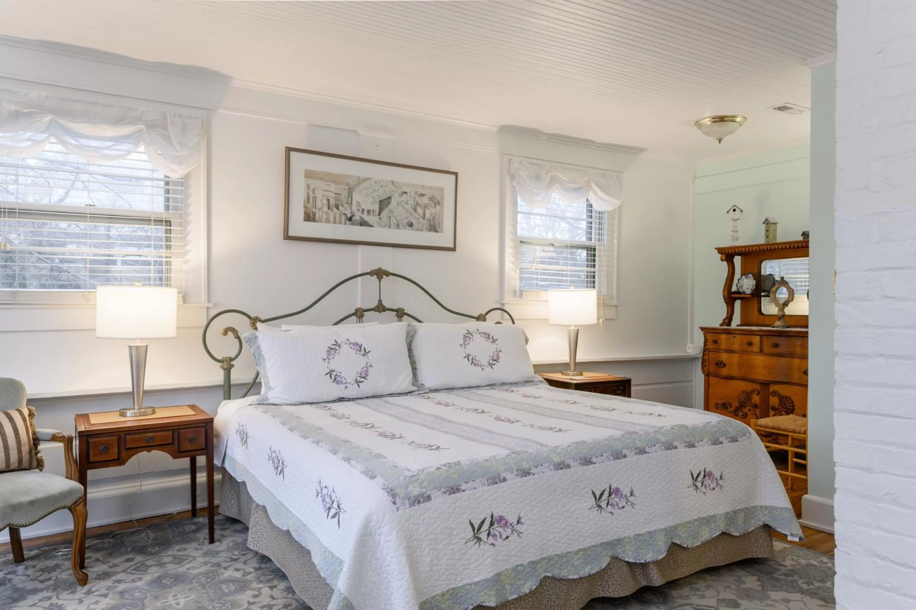 Bed in Oakland Cottage Bed and Breakfast