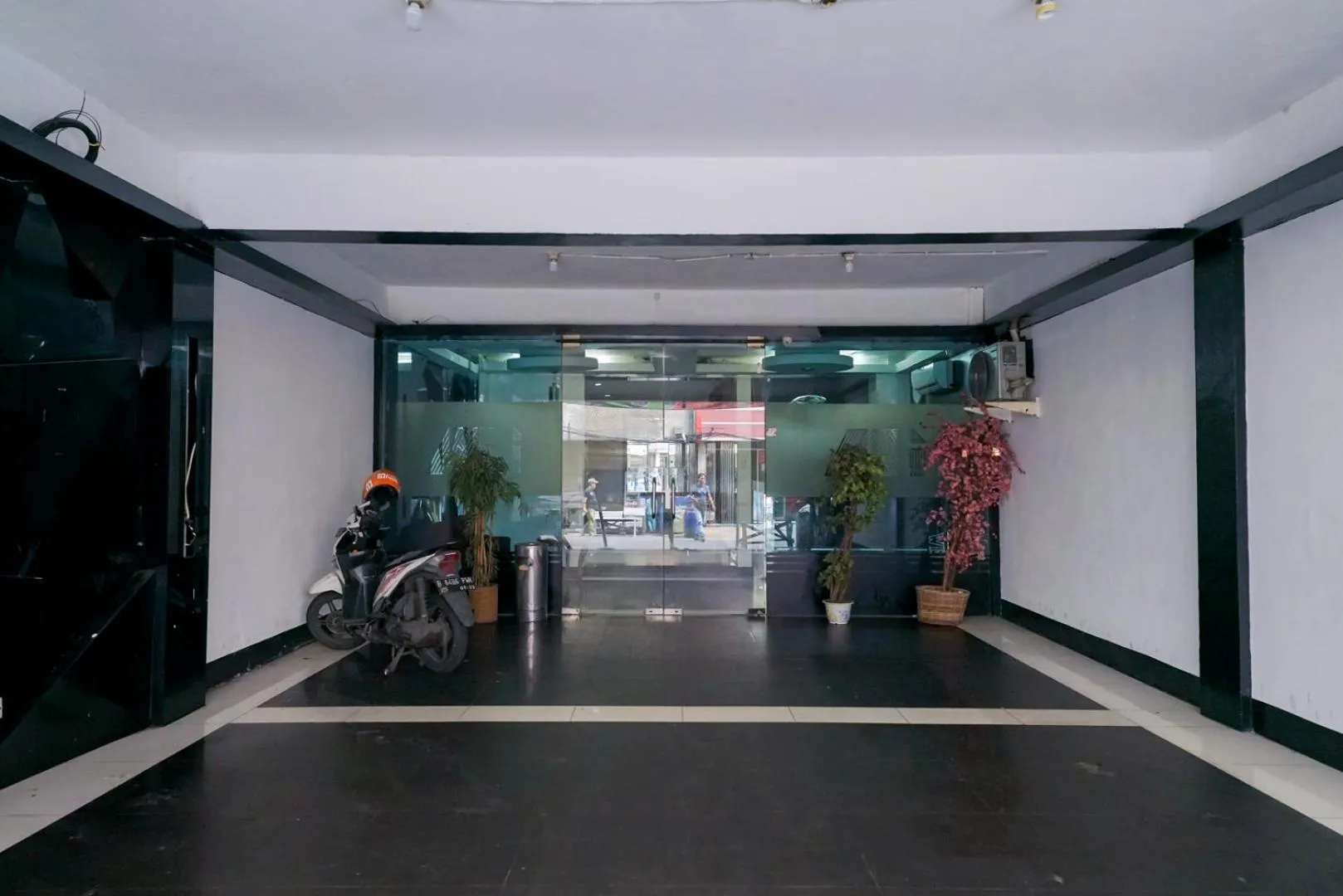 Lobby or reception, Fitness Center/Facilities in Urbanview Hotel Bes Mangga Besar by RedDoorz