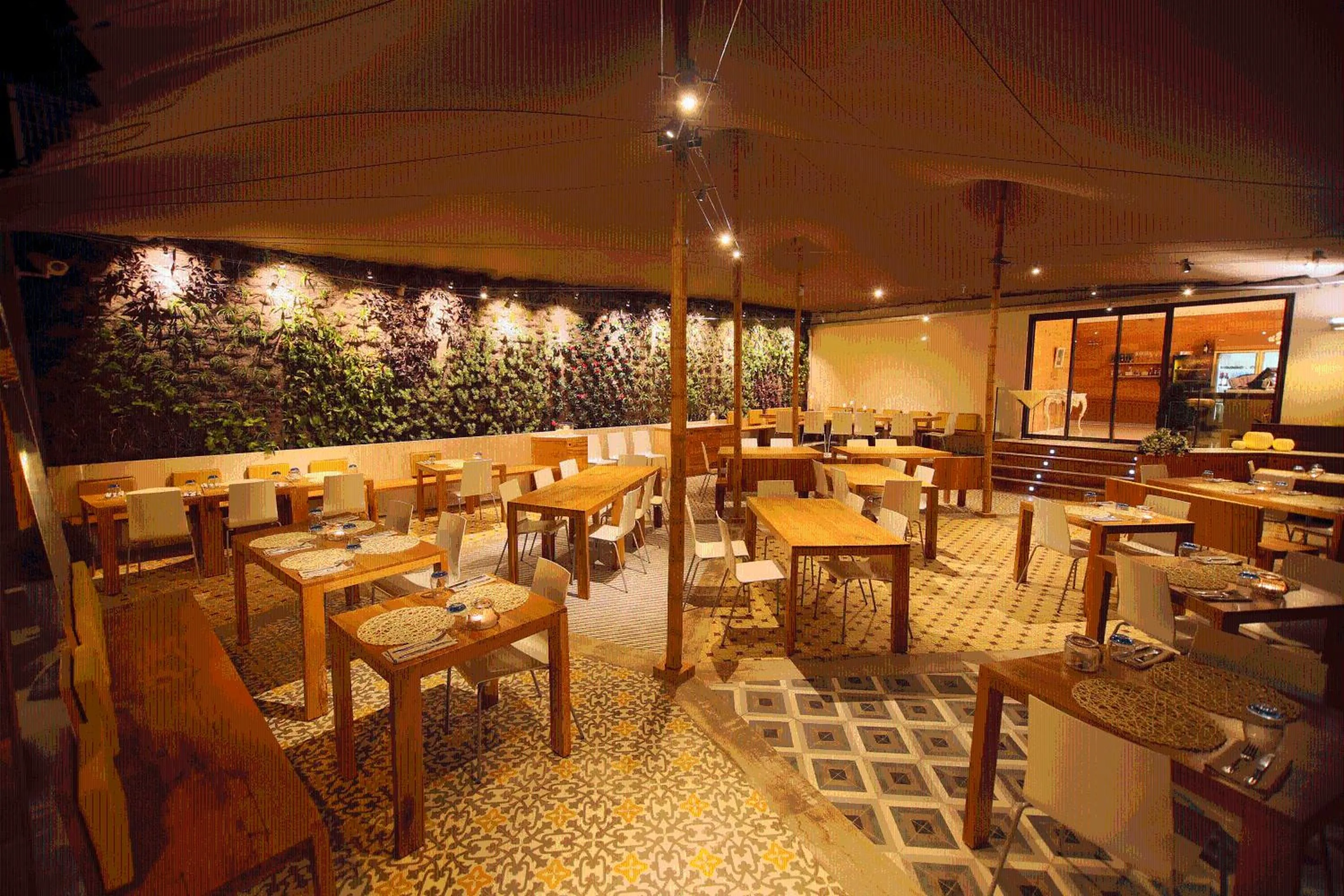 Restaurant/places to eat in Canyelles Platja