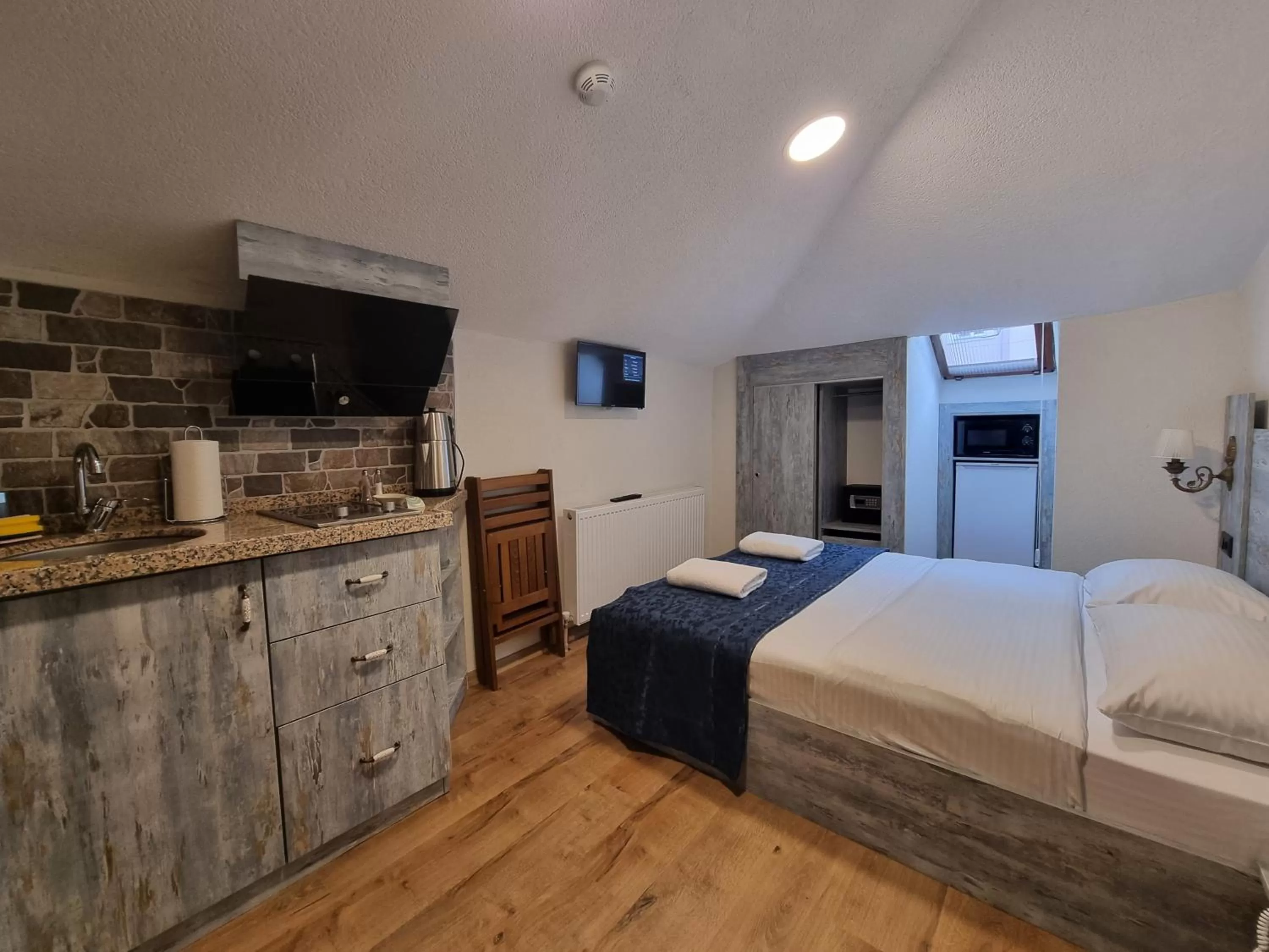 Photo of the whole room, Bed in Element Garden