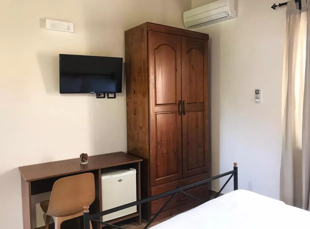 Communal lounge/ TV room, Bed in LA PERGOLA - Affitta Camere