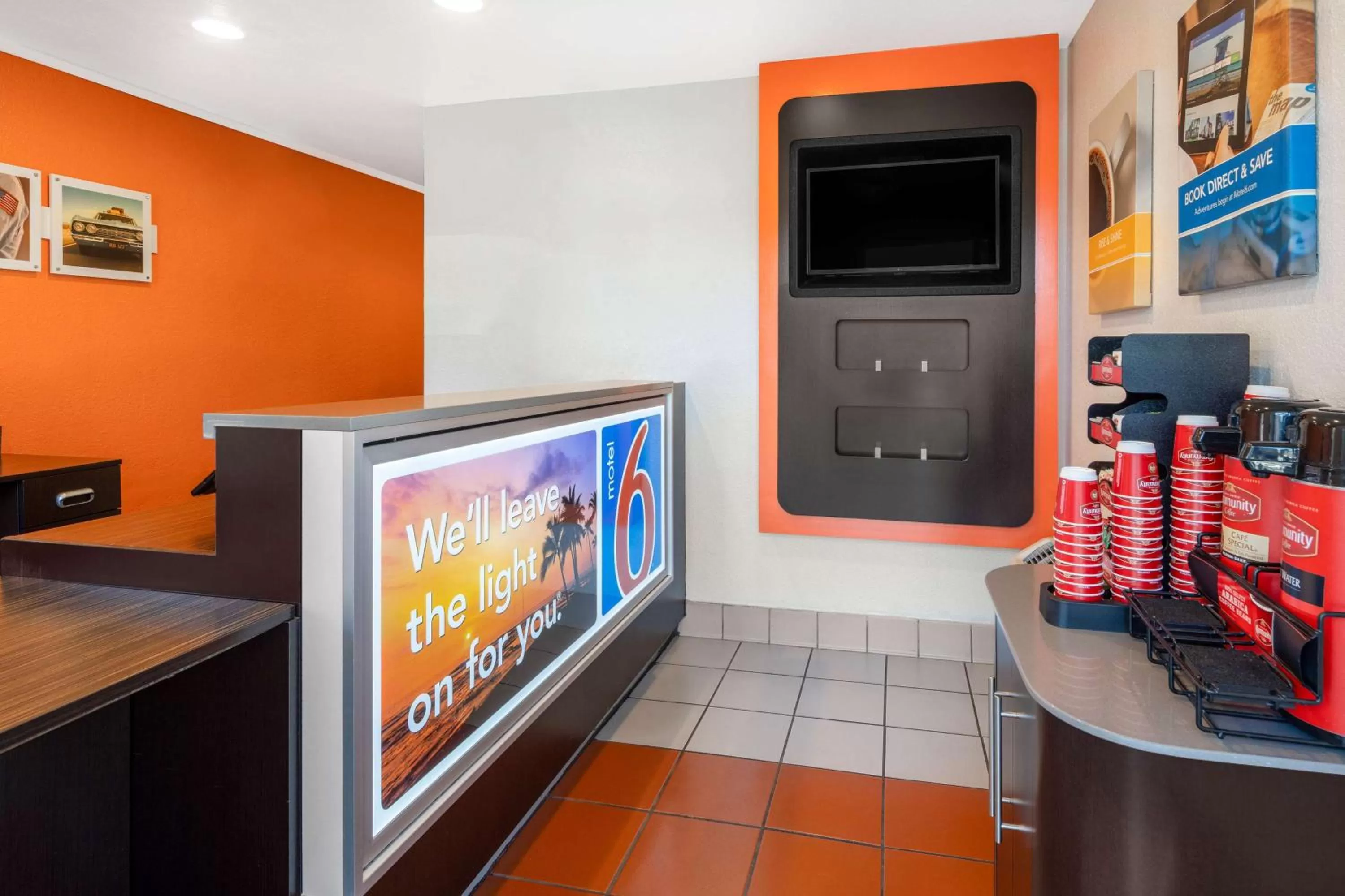 Lobby or reception in Motel 6-Santa Barbara, CA - State Street
