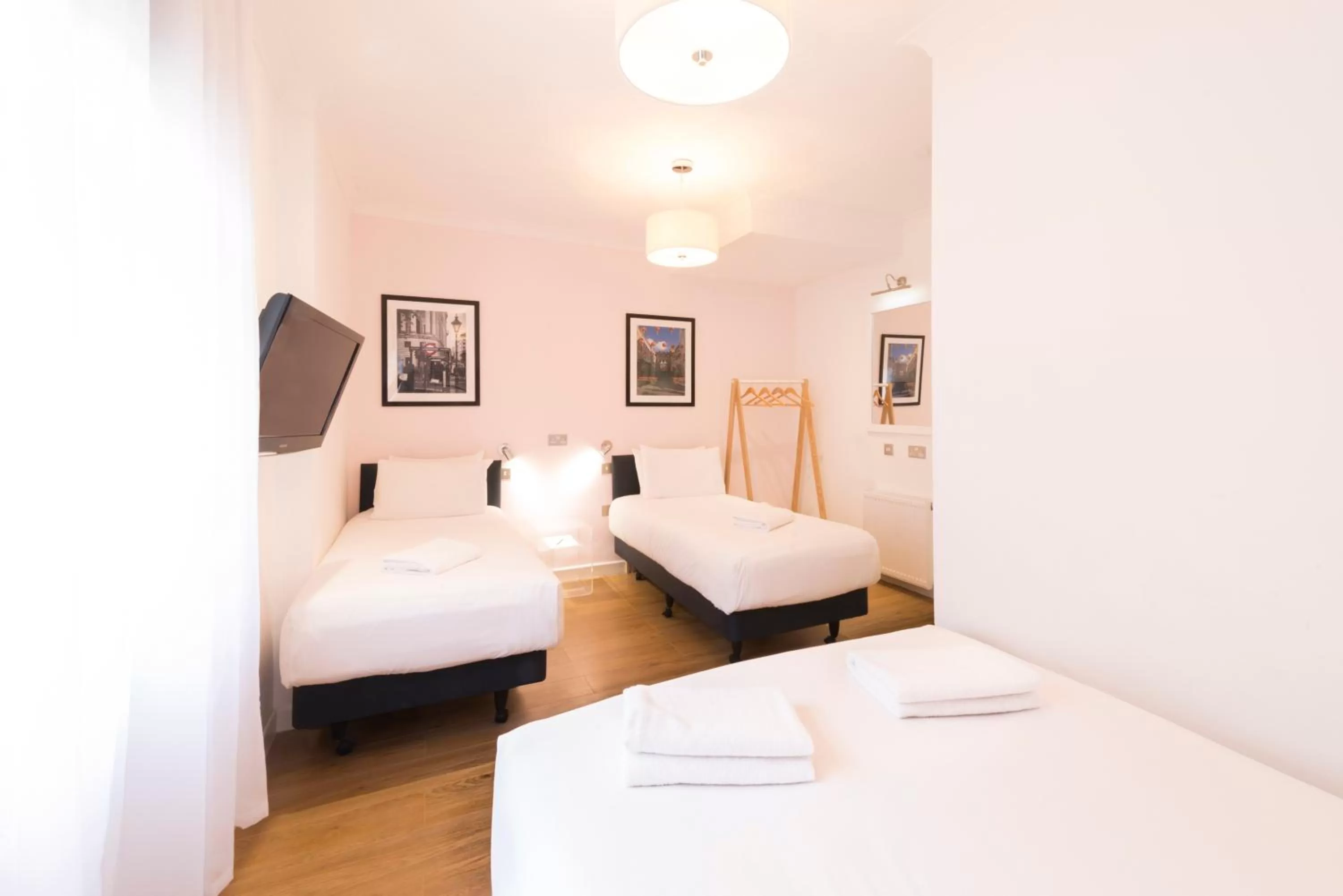 Photo of the whole room, Bed in The California - London Kings Cross