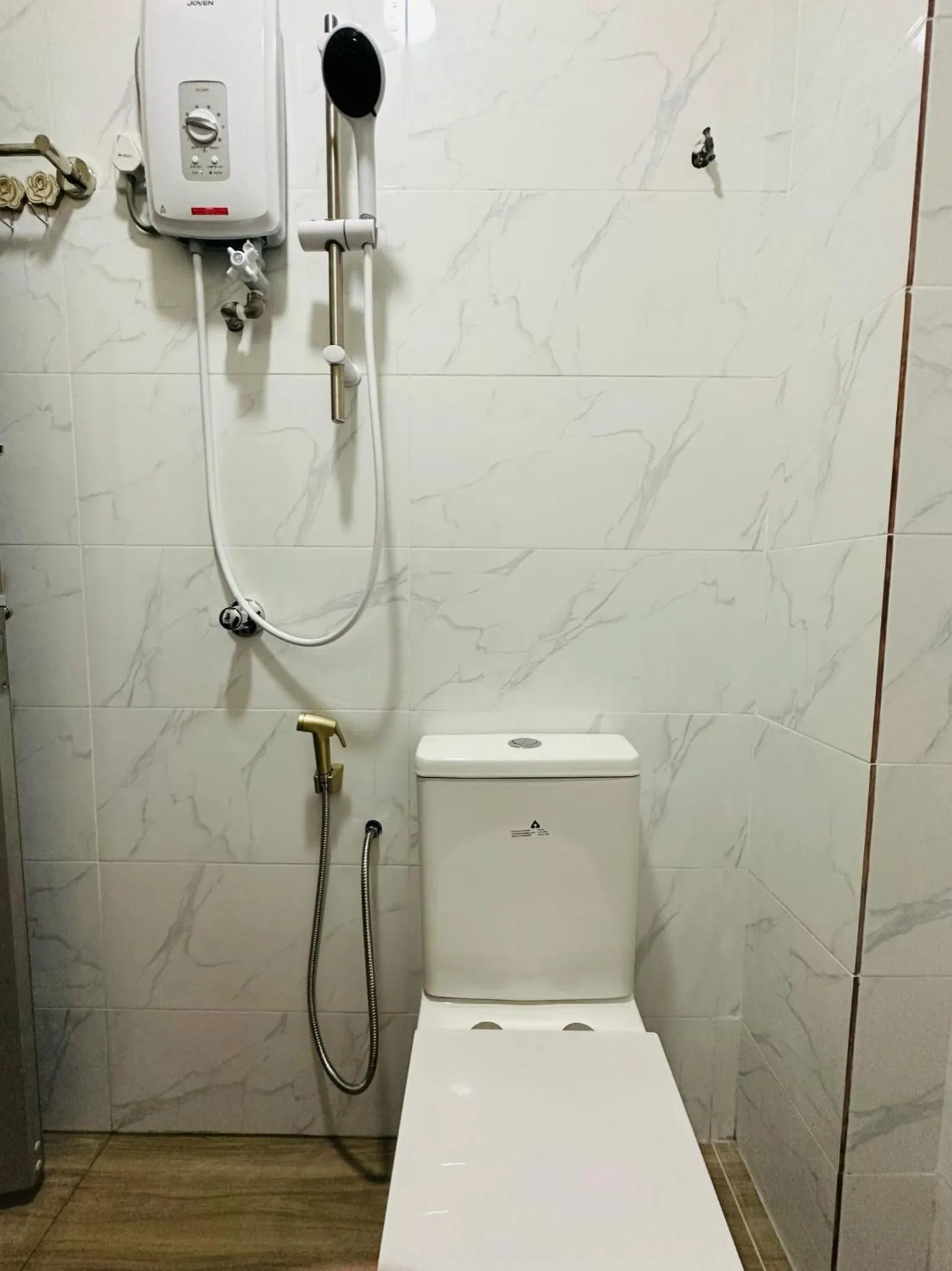 Shower in The Explorers Guesthouse and Hostel