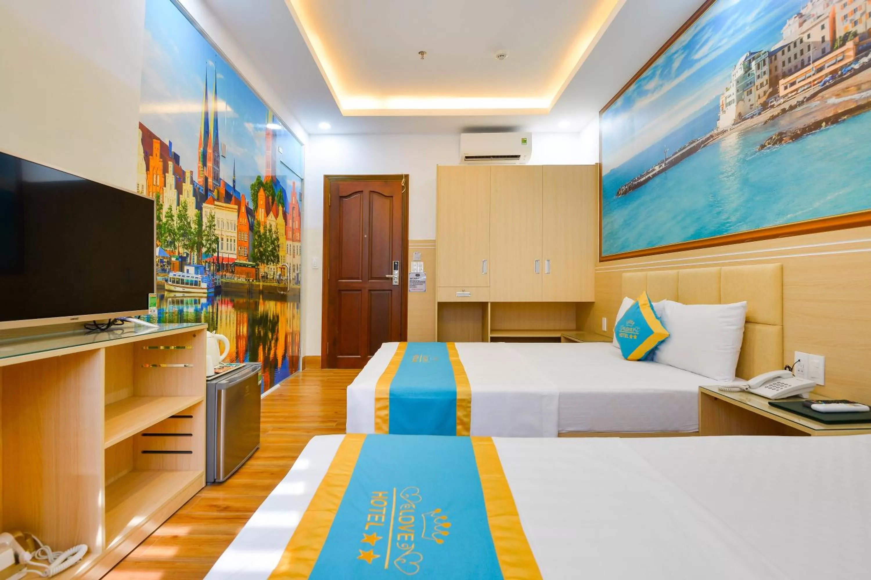 Photo of the whole room, TV/Entertainment Center in Love Hotel Airport