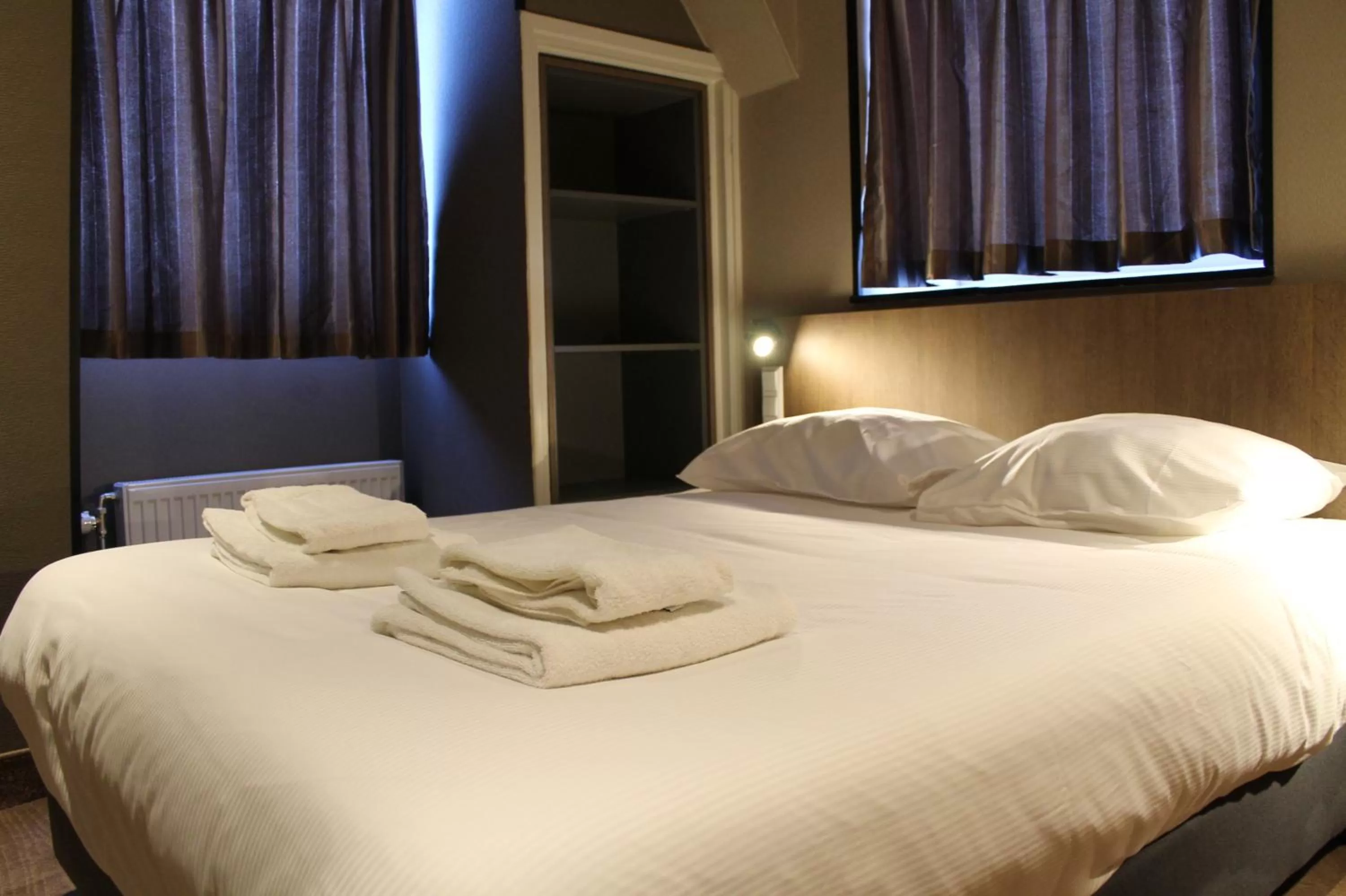 Bedroom, Bed in Blossoms City Hotel