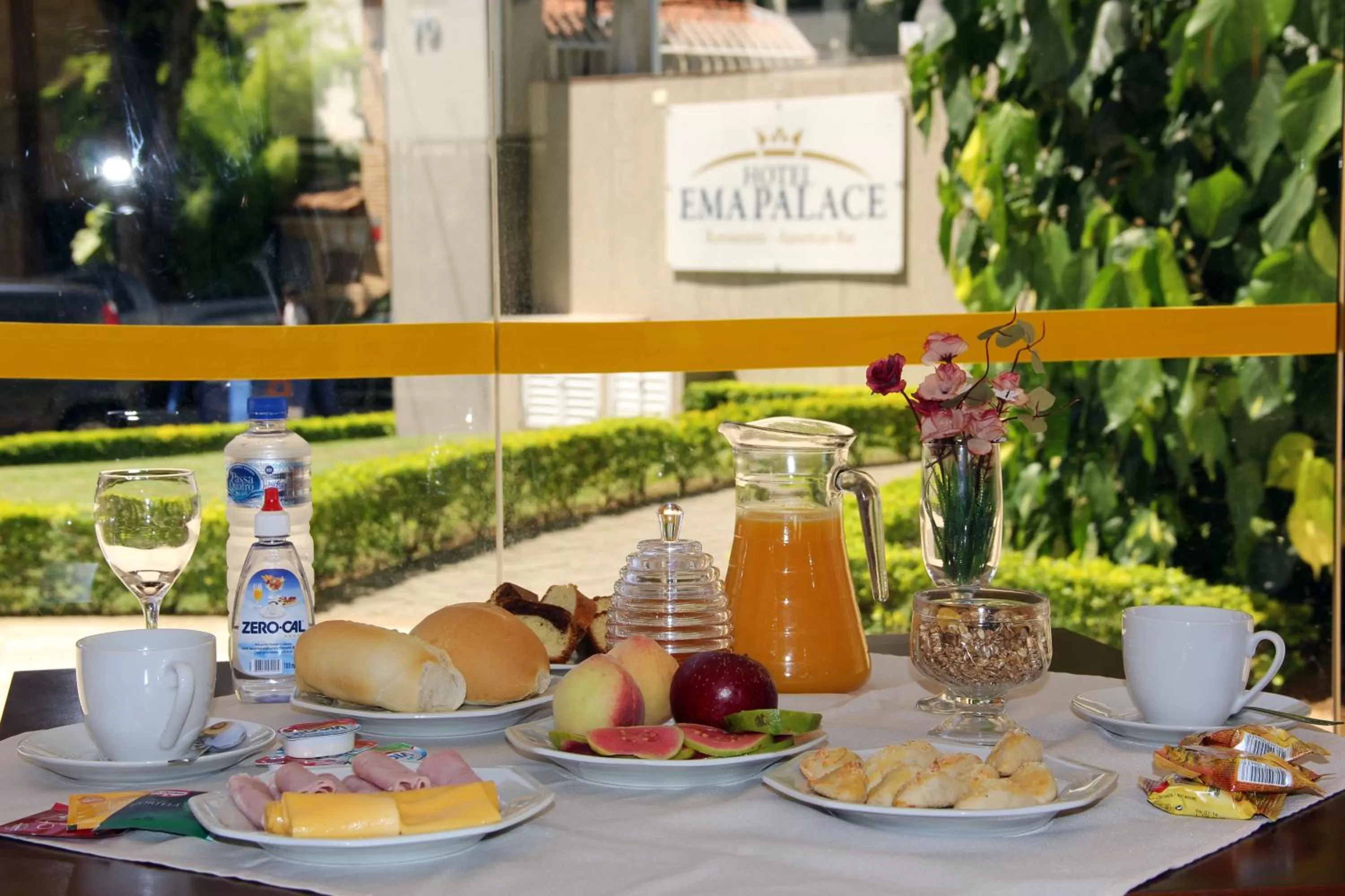 Restaurant/places to eat in Hotel Ema Palace