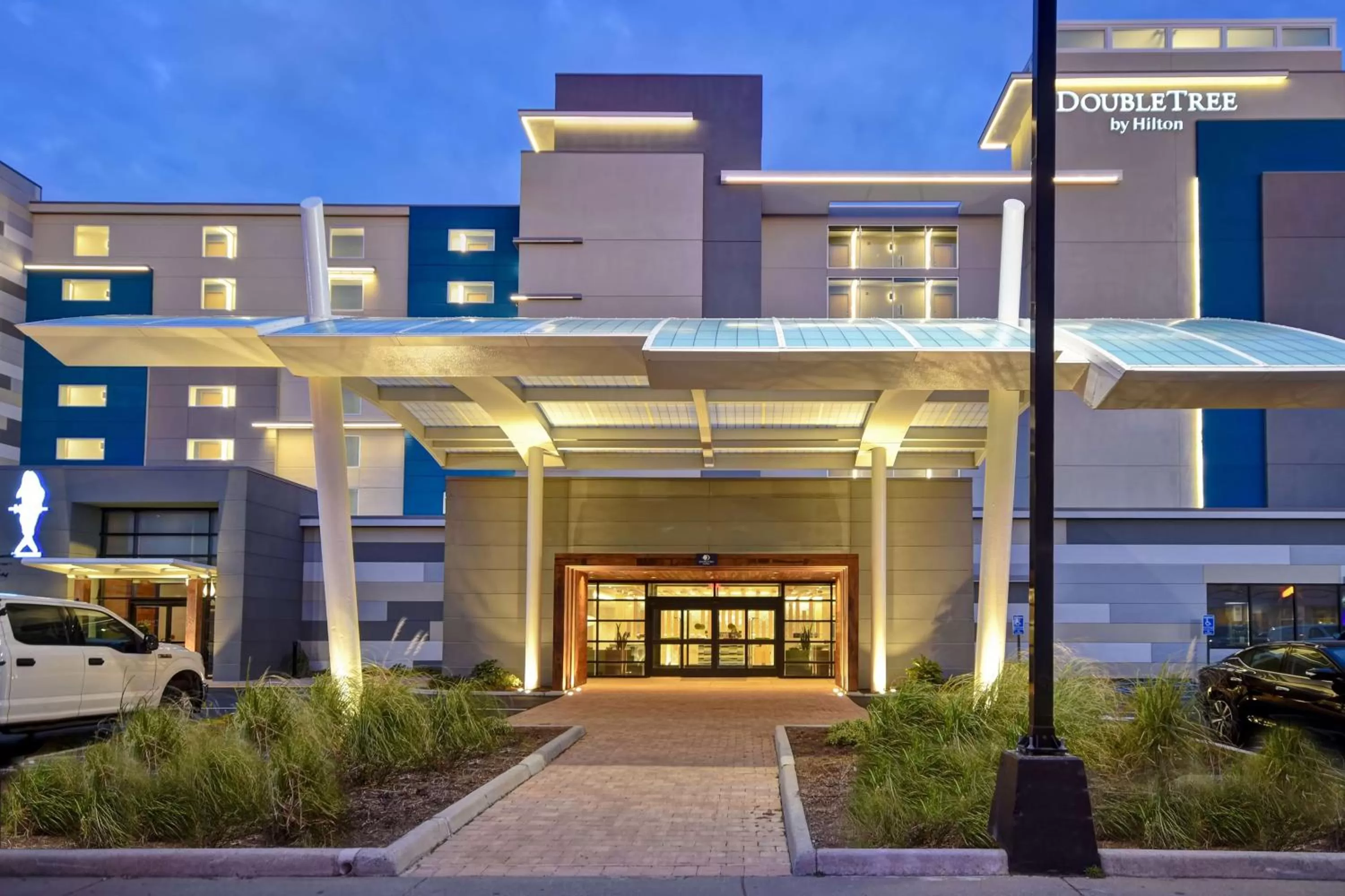Property building in DoubleTree by Hilton Oceanfront Virginia Beach