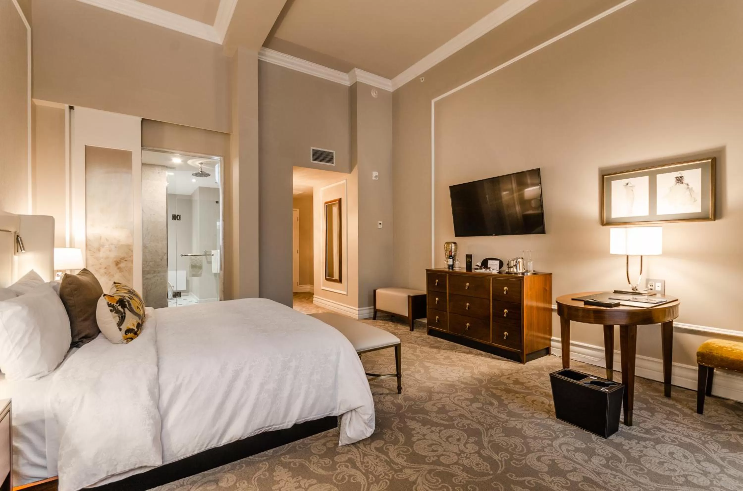 Photo of the whole room, Bed in Hôtel Birks Montréal