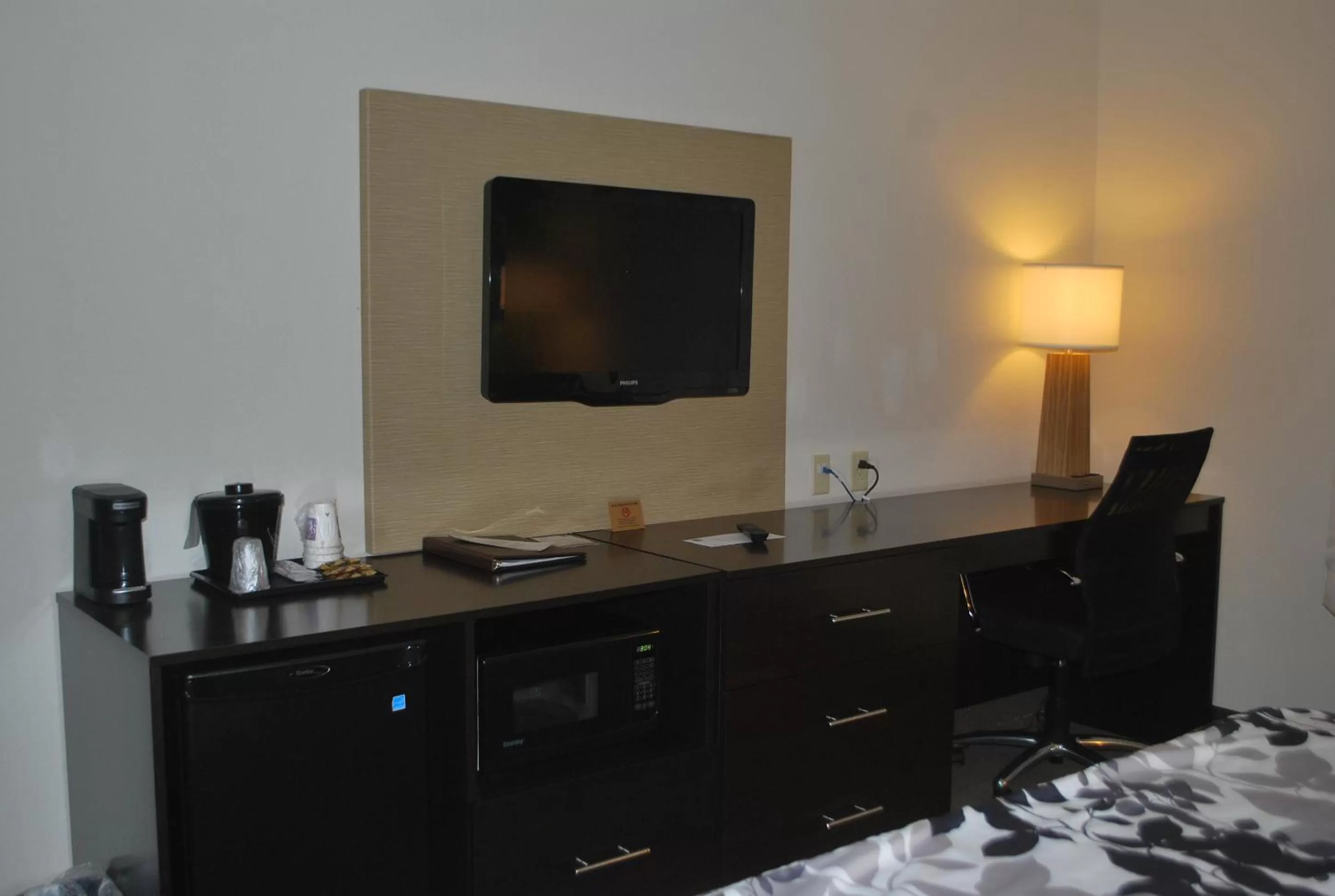 TV and multimedia in Sleep Inn & Suites Clintwood