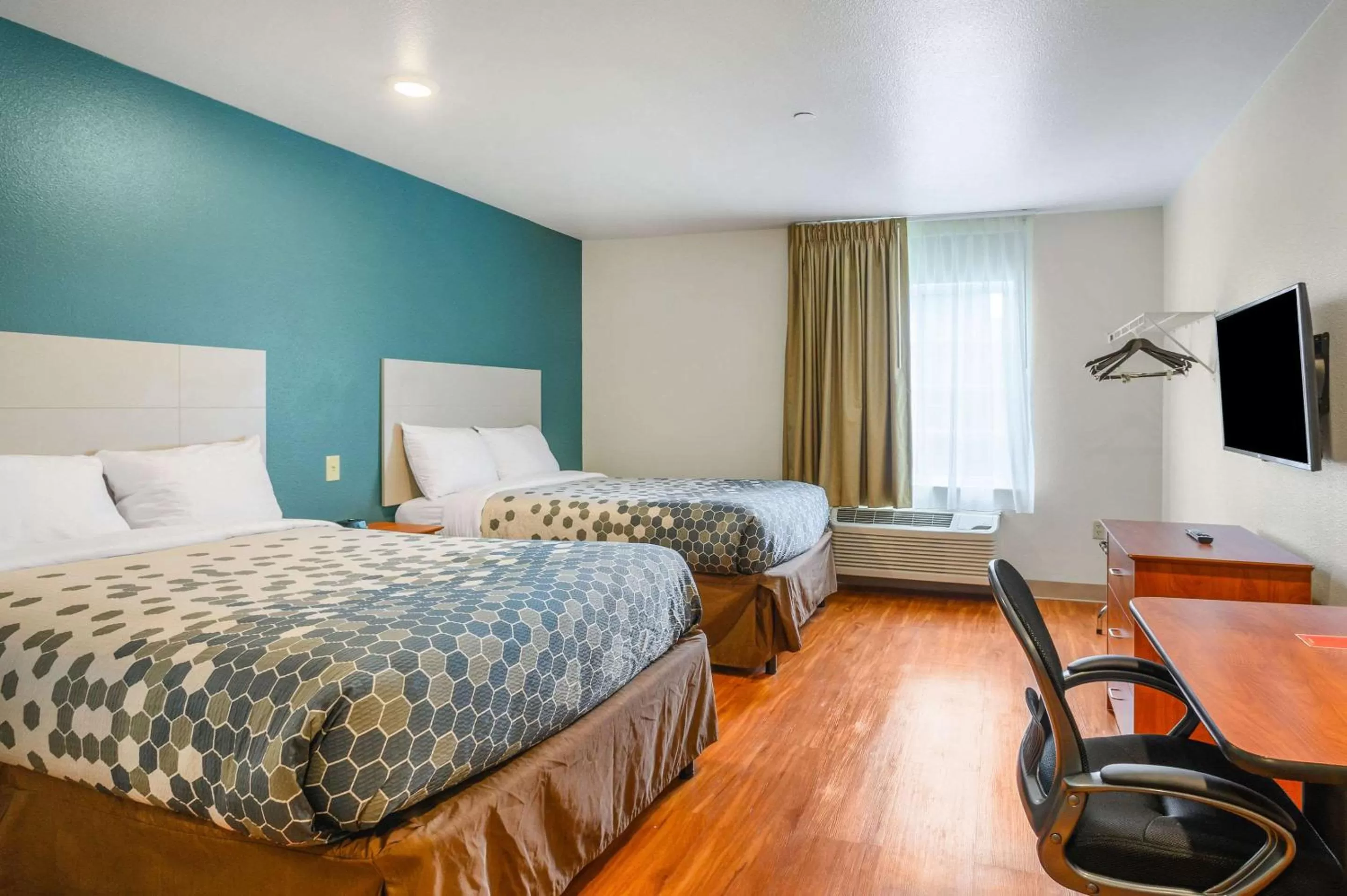 Photo of the whole room, Bed in Econo Lodge Hammond