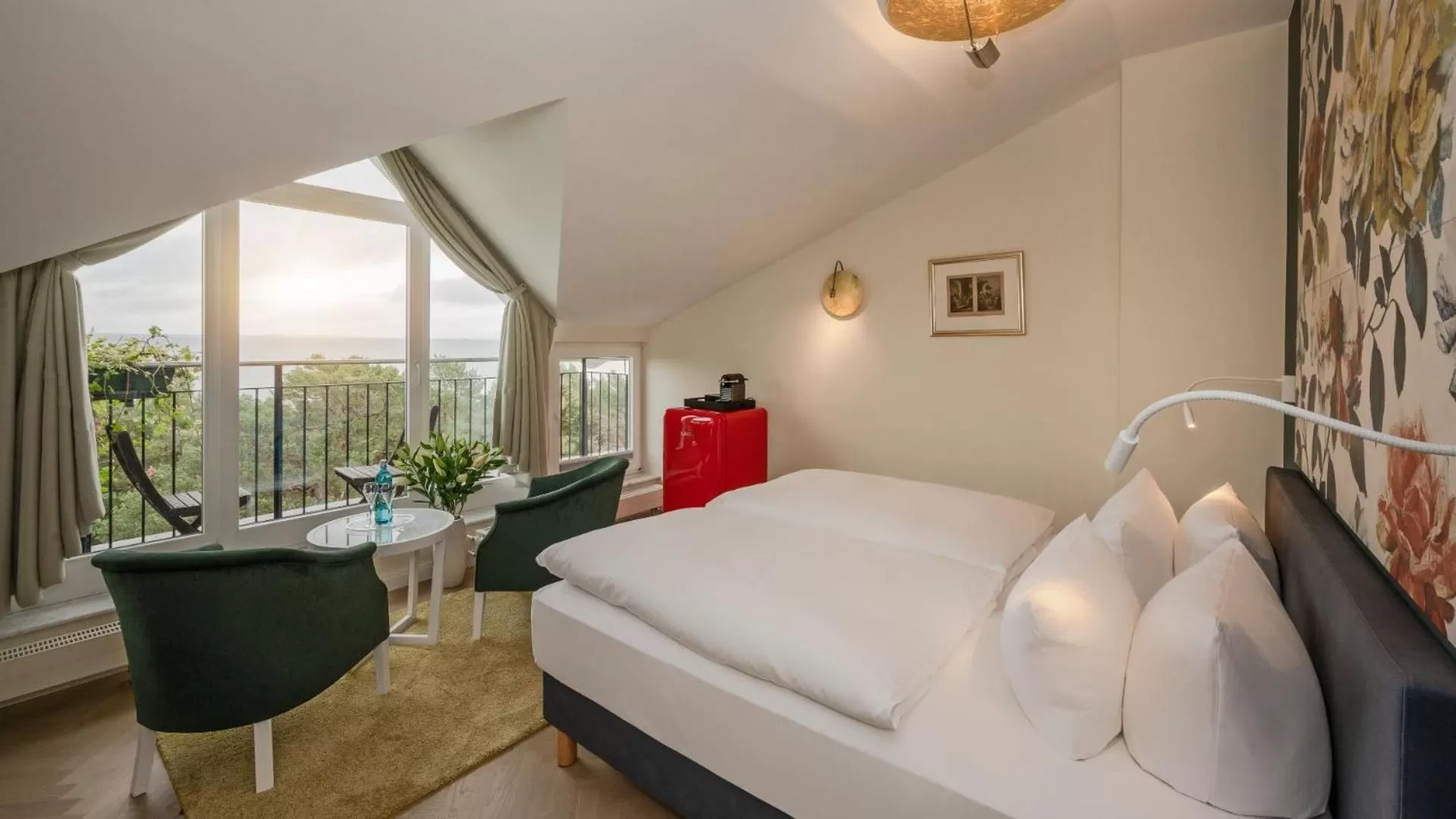 Photo of the whole room, Bed in Strandhotel Heringsdorf mit Soleaußenpool 30 Grad