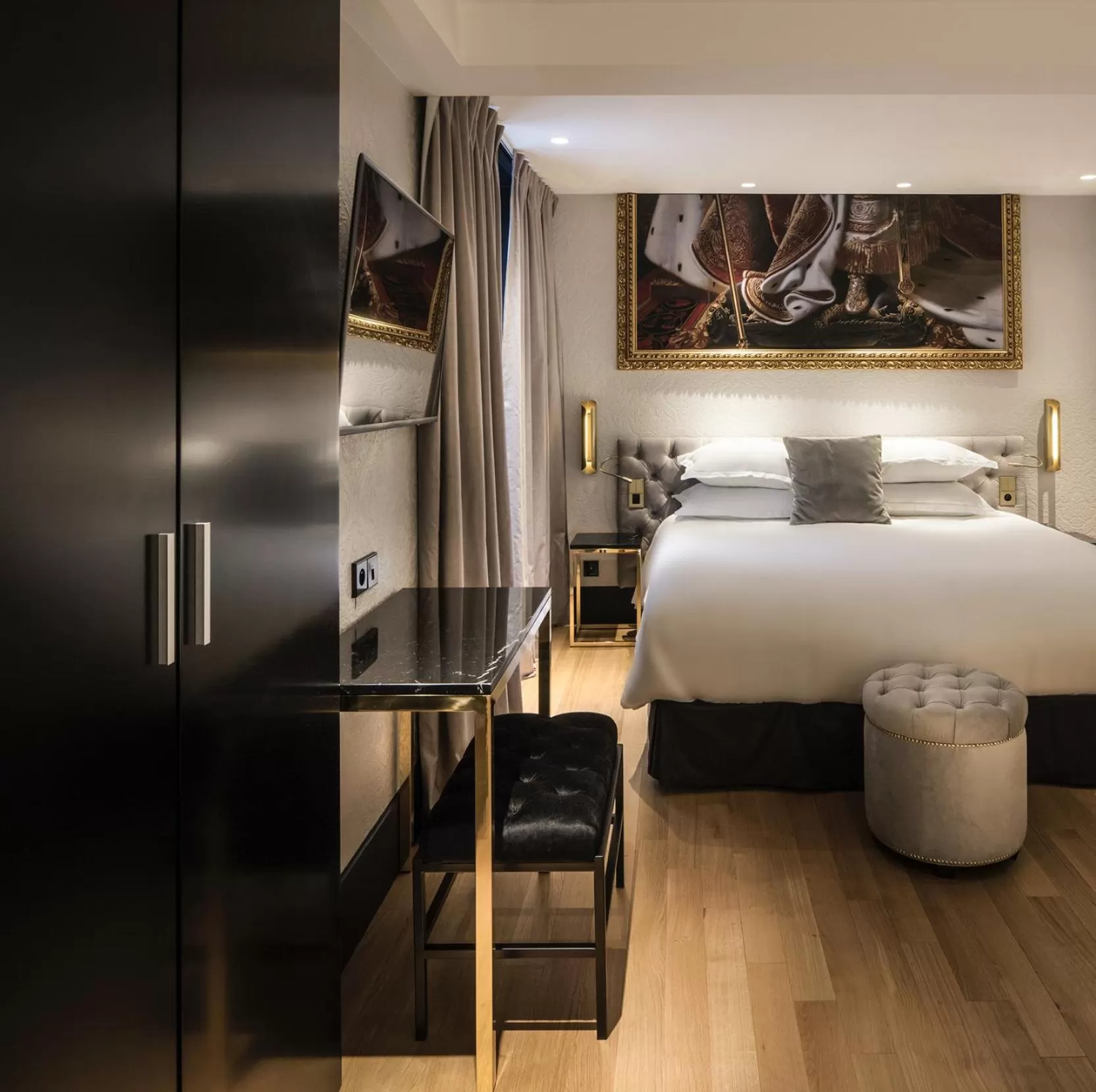 Bed in Hotel Eiffel Petit Louvre