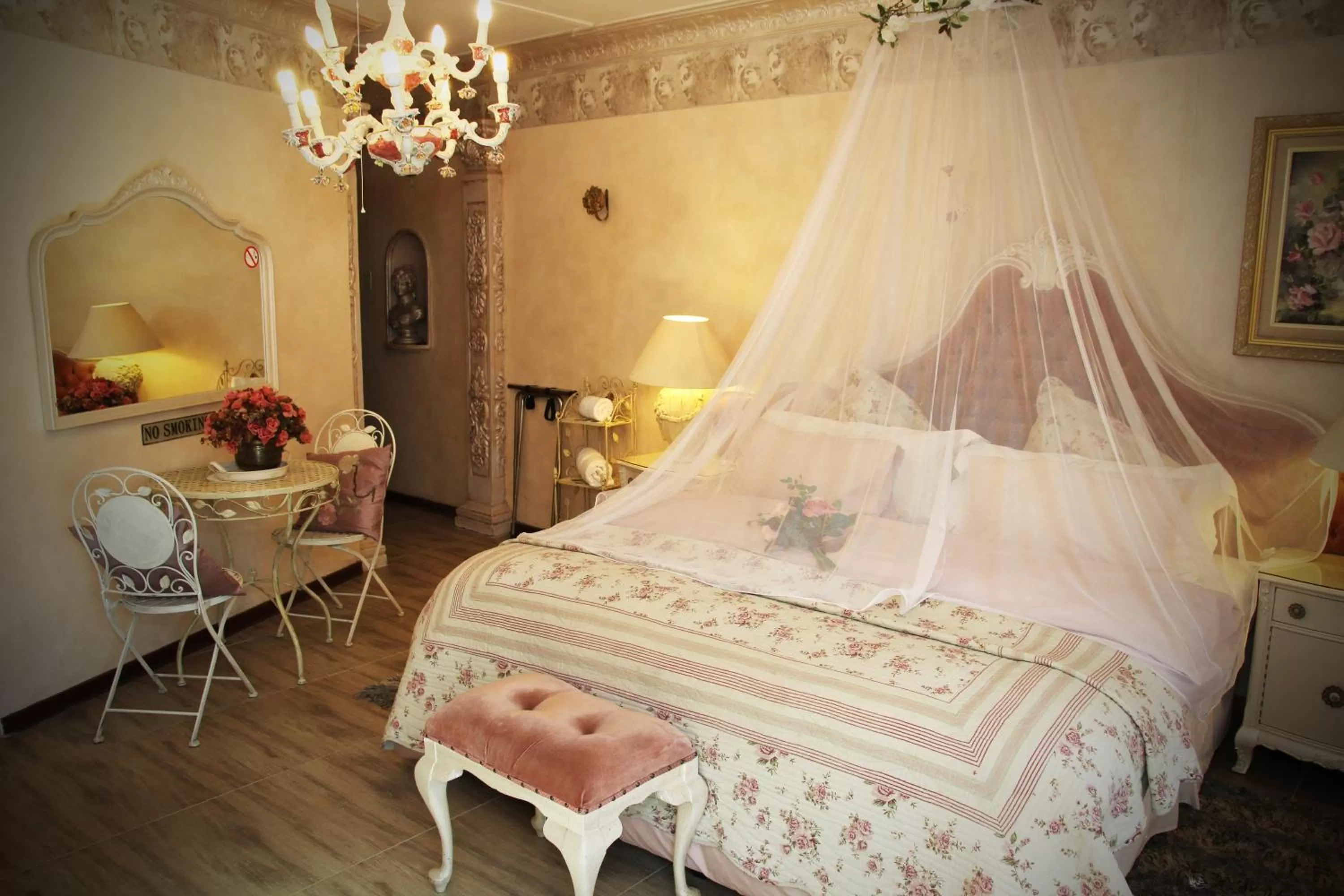 Bedroom, Bed in Victoria Manor