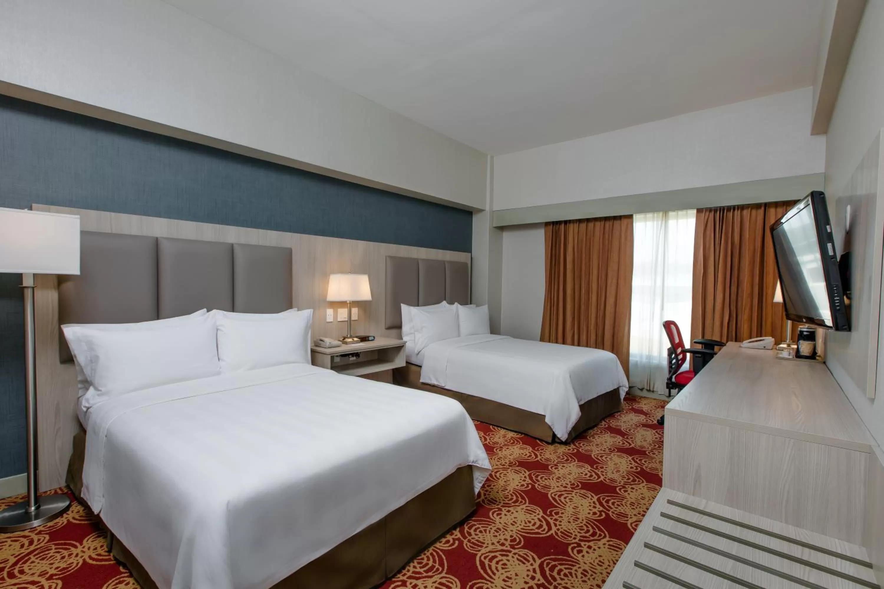 Photo of the whole room, Bed in Holiday Inn Convention Center by IHG