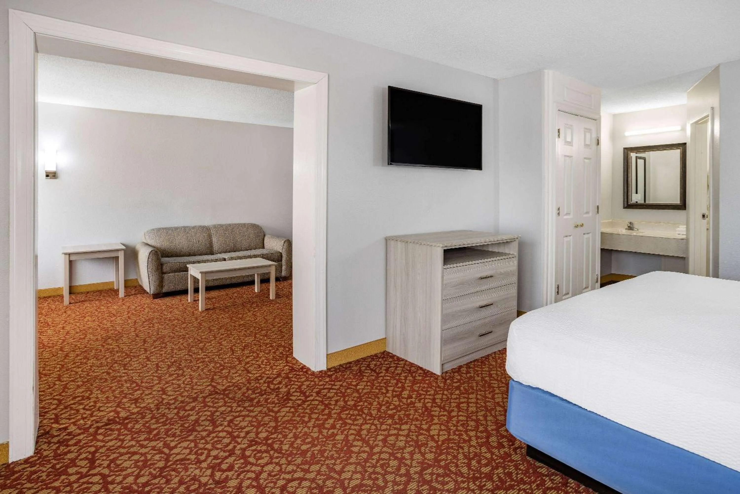 Bed in Days Inn & Suites by Wyndham Colonial