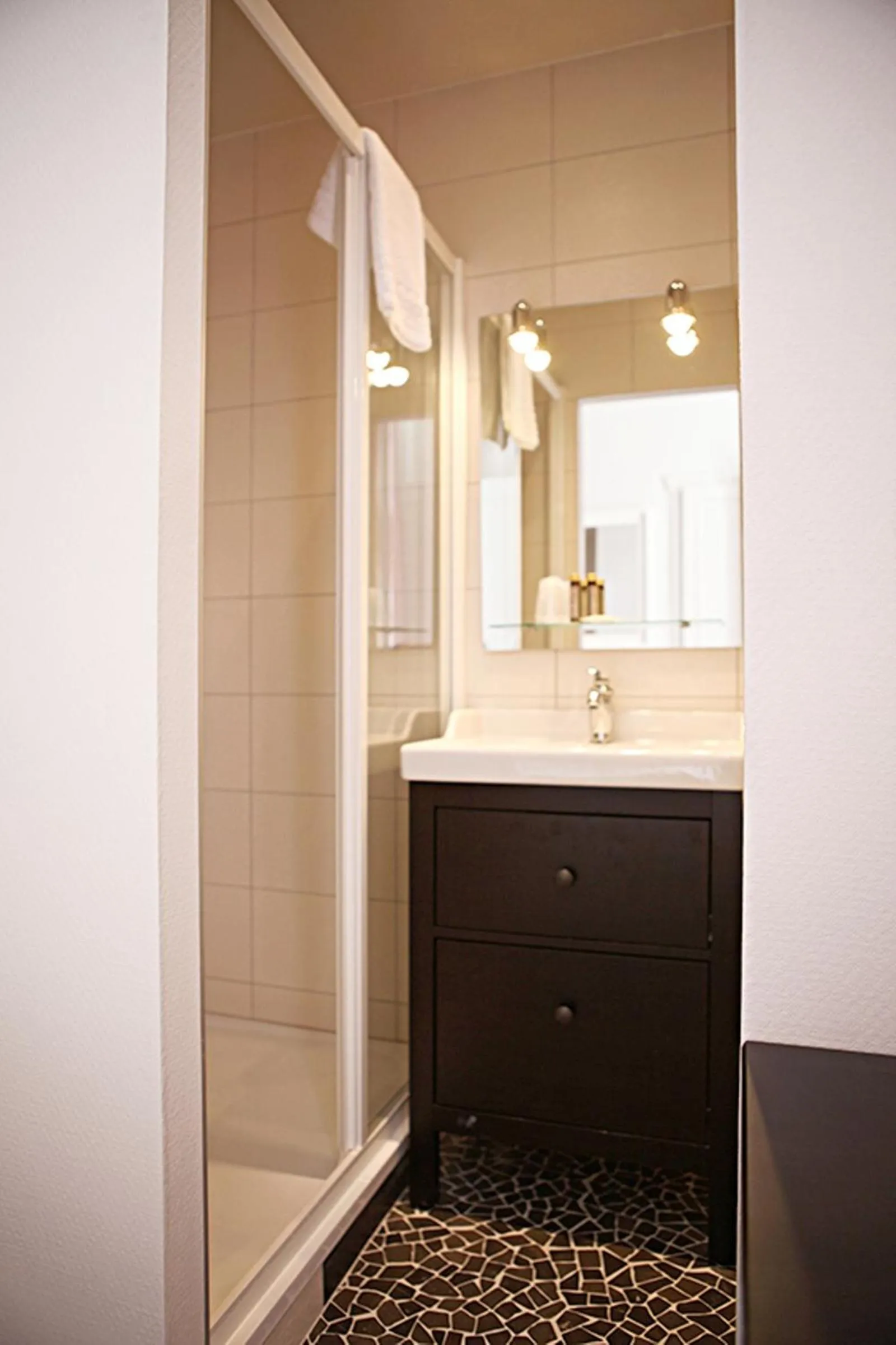 Bathroom in Hôtel Le Roncevaux