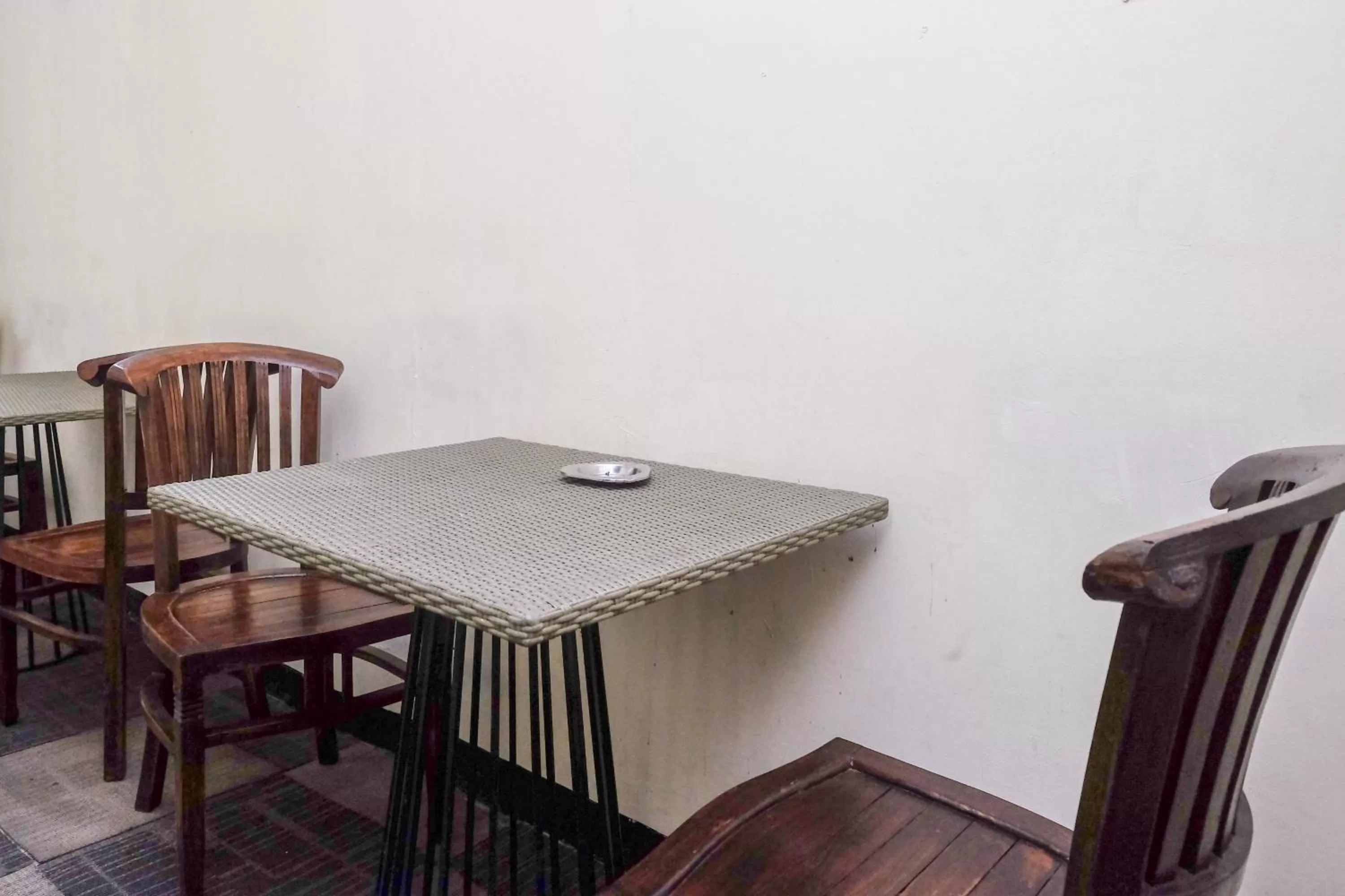 Seating area in RedDoorz at Mamagayo Inn Yogyakarta