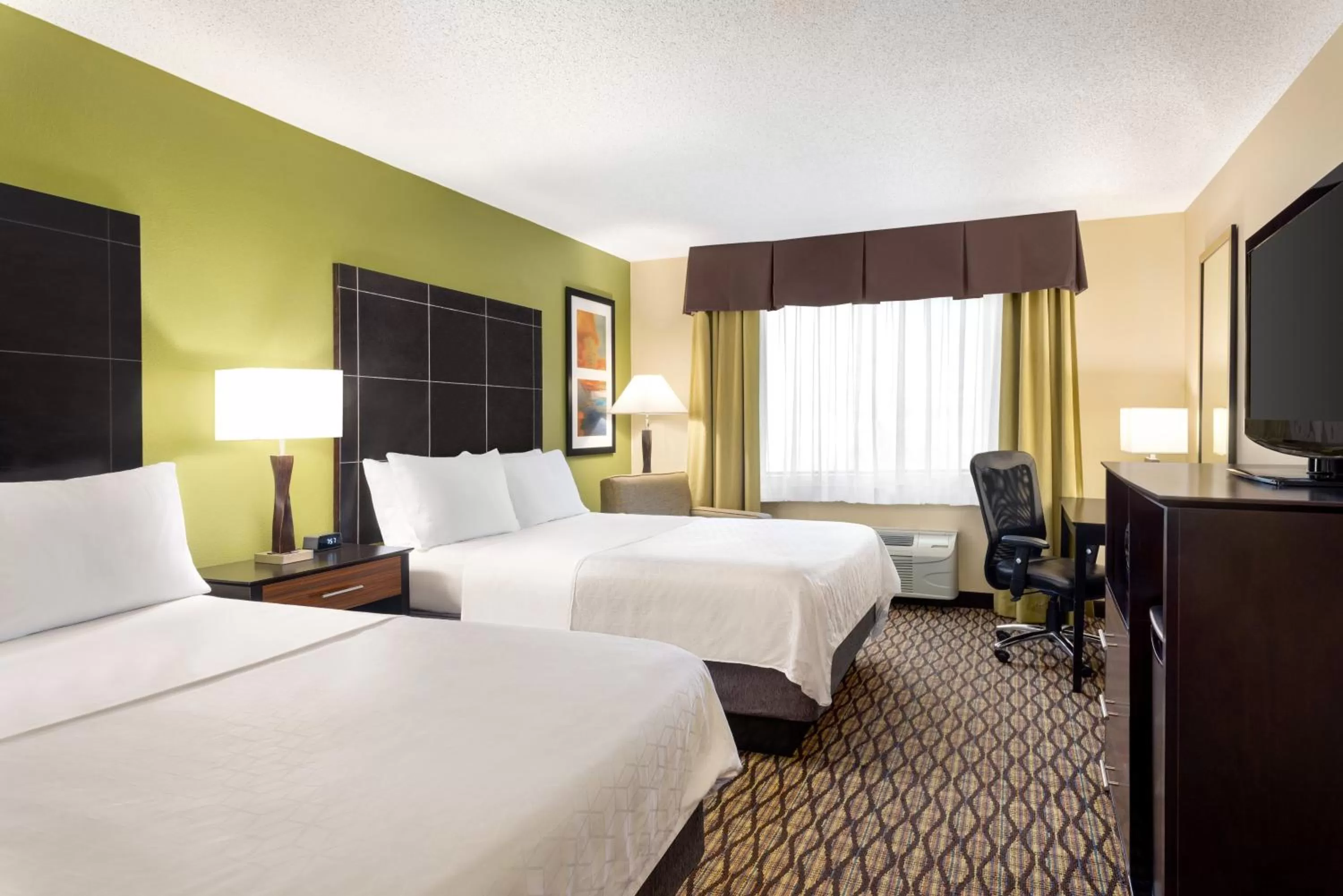 Photo of the whole room, Bed in Holiday Inn Express Hotel & Suites Edmond by IHG
