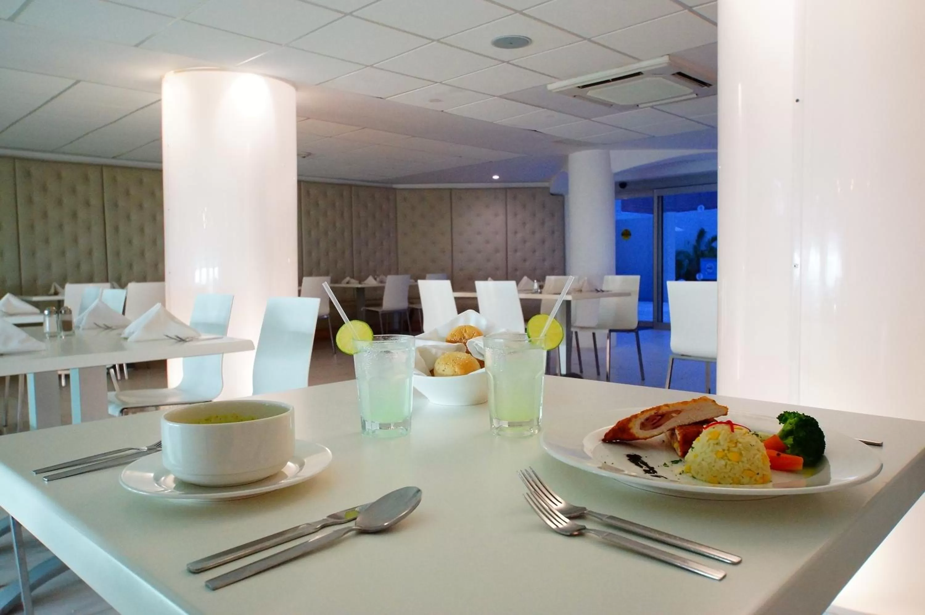 Restaurant/places to eat in Adhara Express