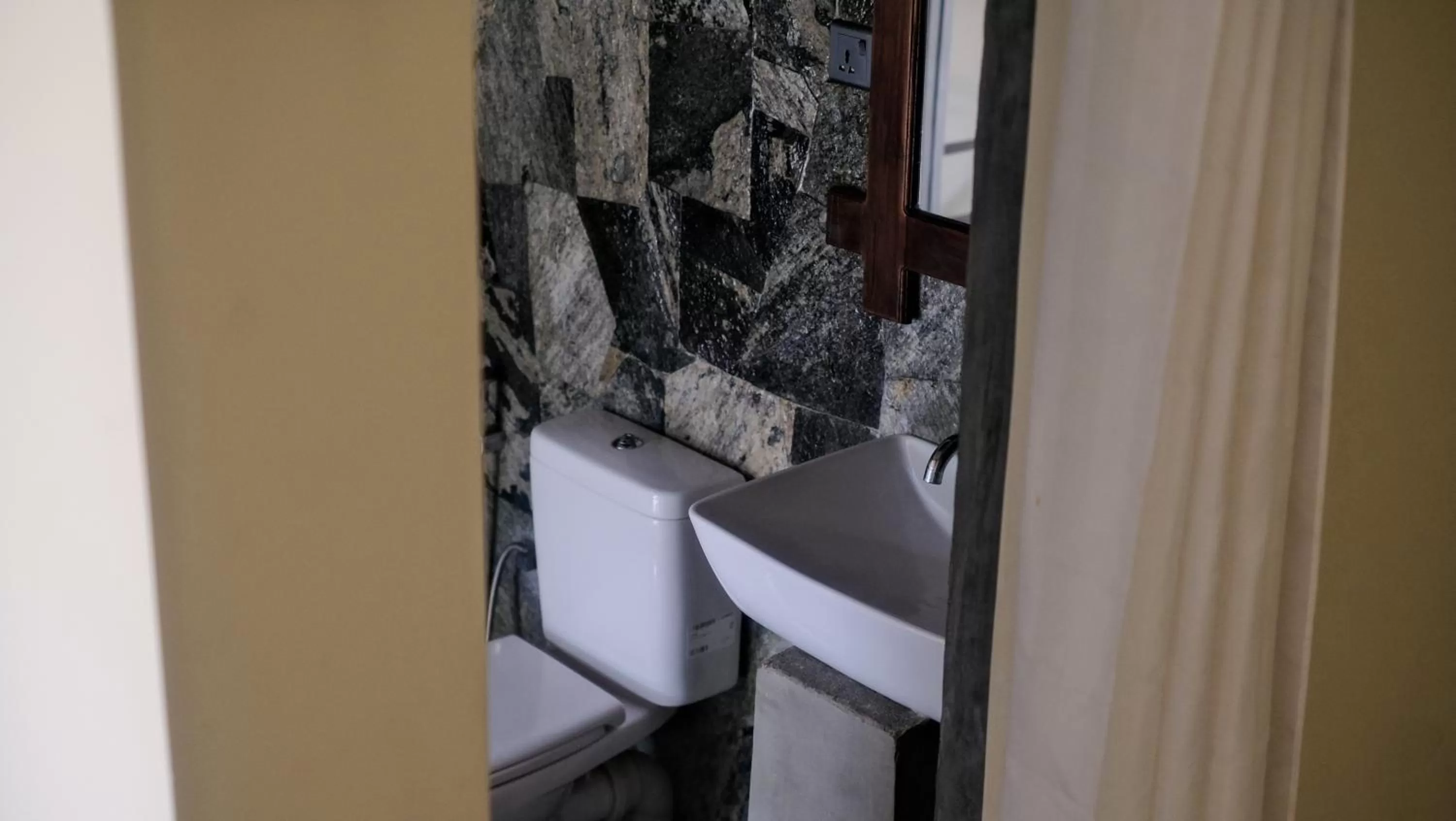 Bathroom in Evergreen Hotel Dambulla