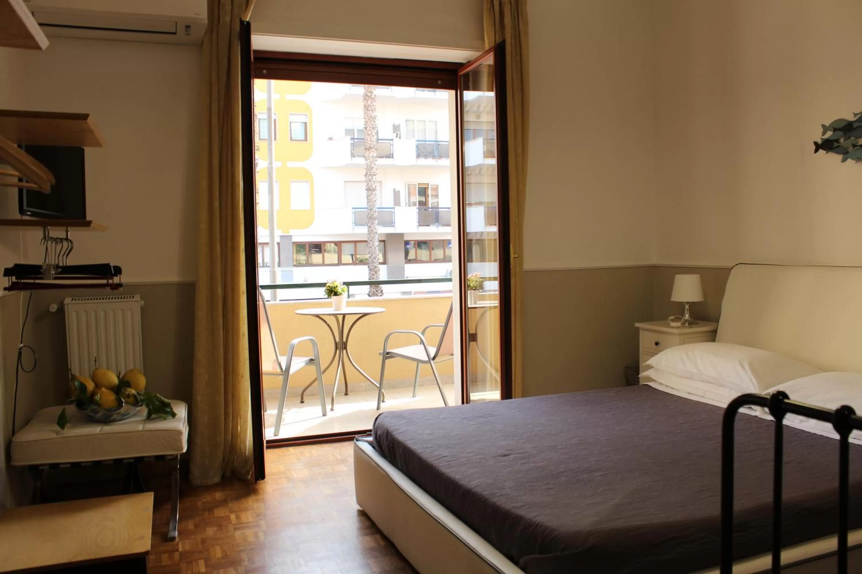 Bedroom, Bed in Lemon Rooms Sorrento