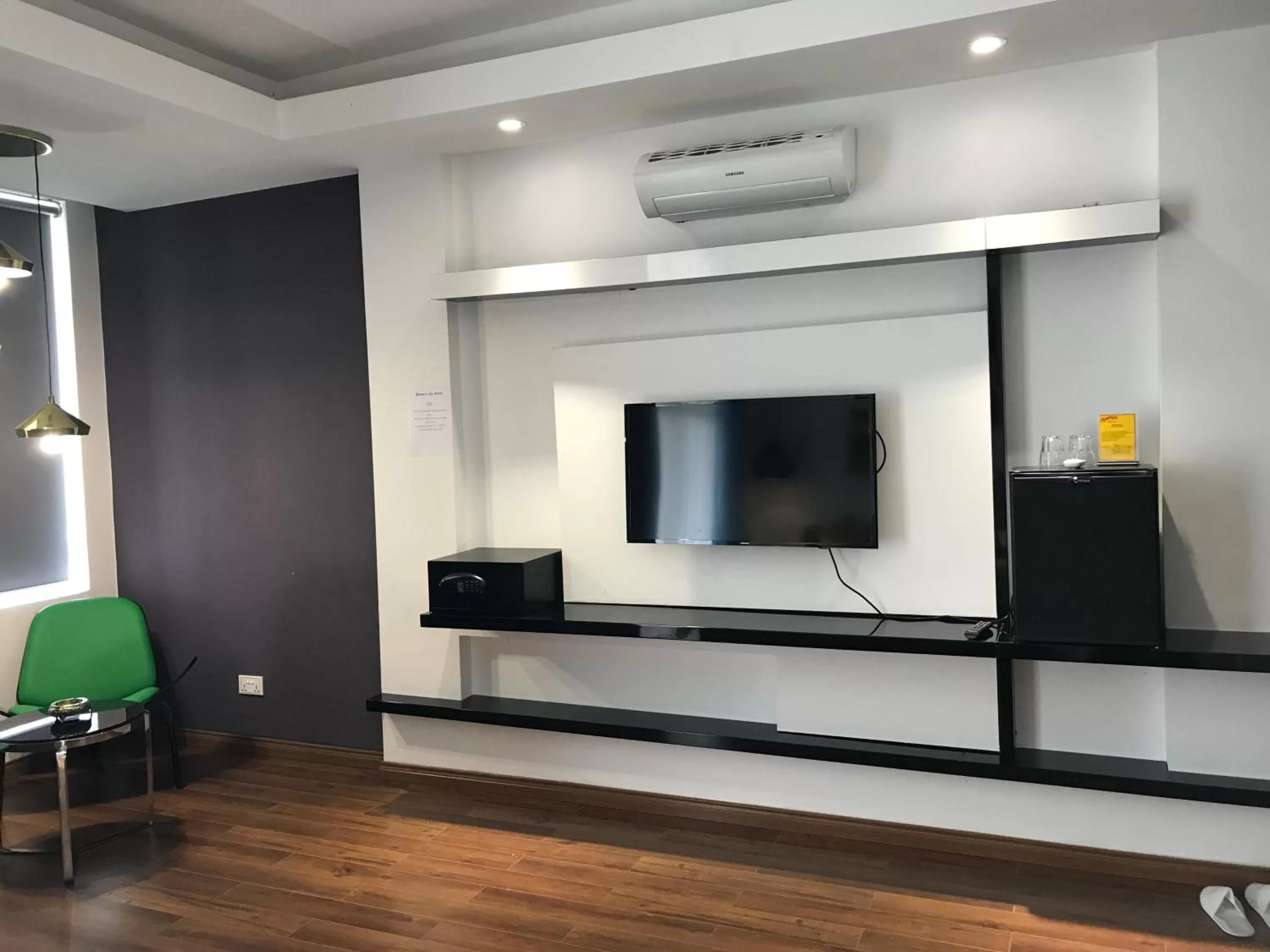 TV and multimedia, TV/Entertainment Center in Benny's City Hotel