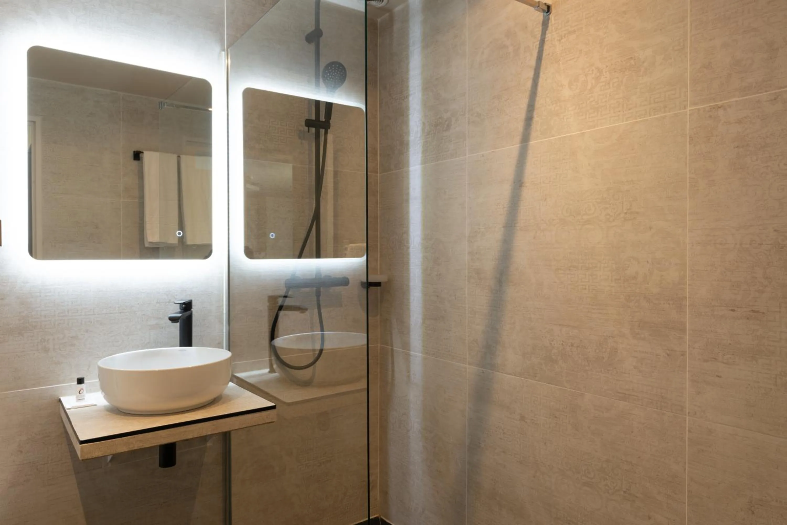 Bathroom in The Originals Boutique, Parc Hôtel, Orléans Sud