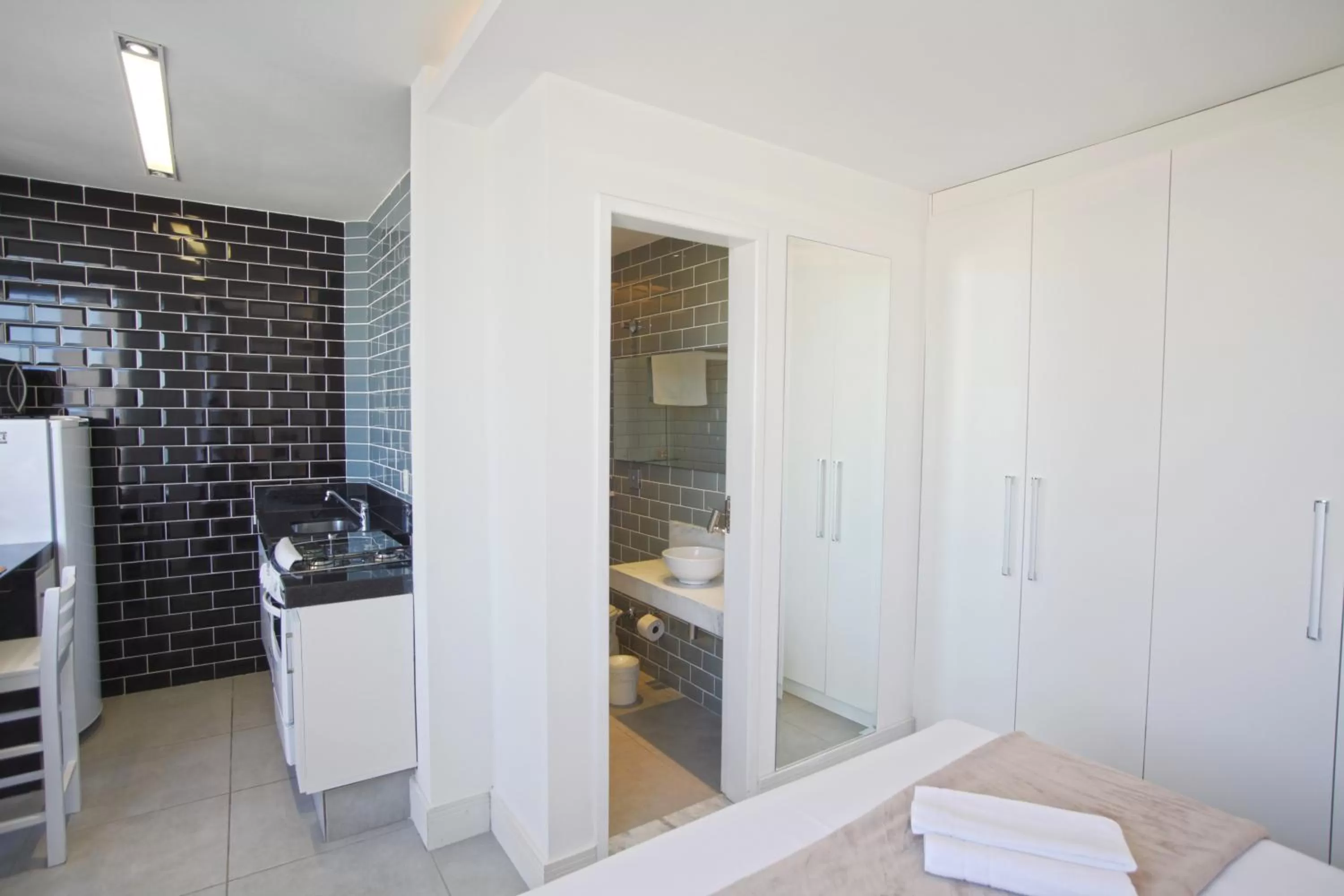 Bed, Kitchen/Kitchenette in Sugar Loft Apartments