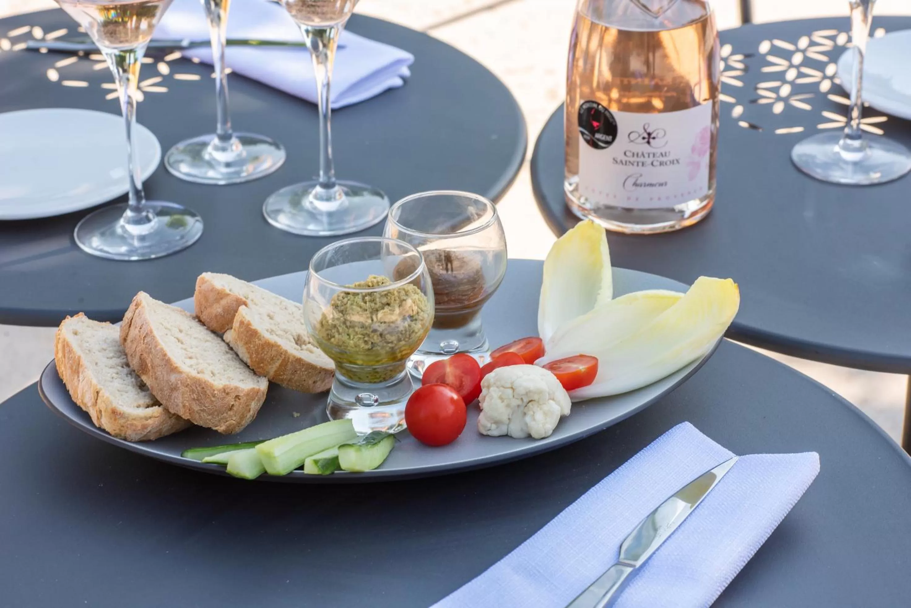 Restaurant/places to eat in Chateau de Sainte Croix