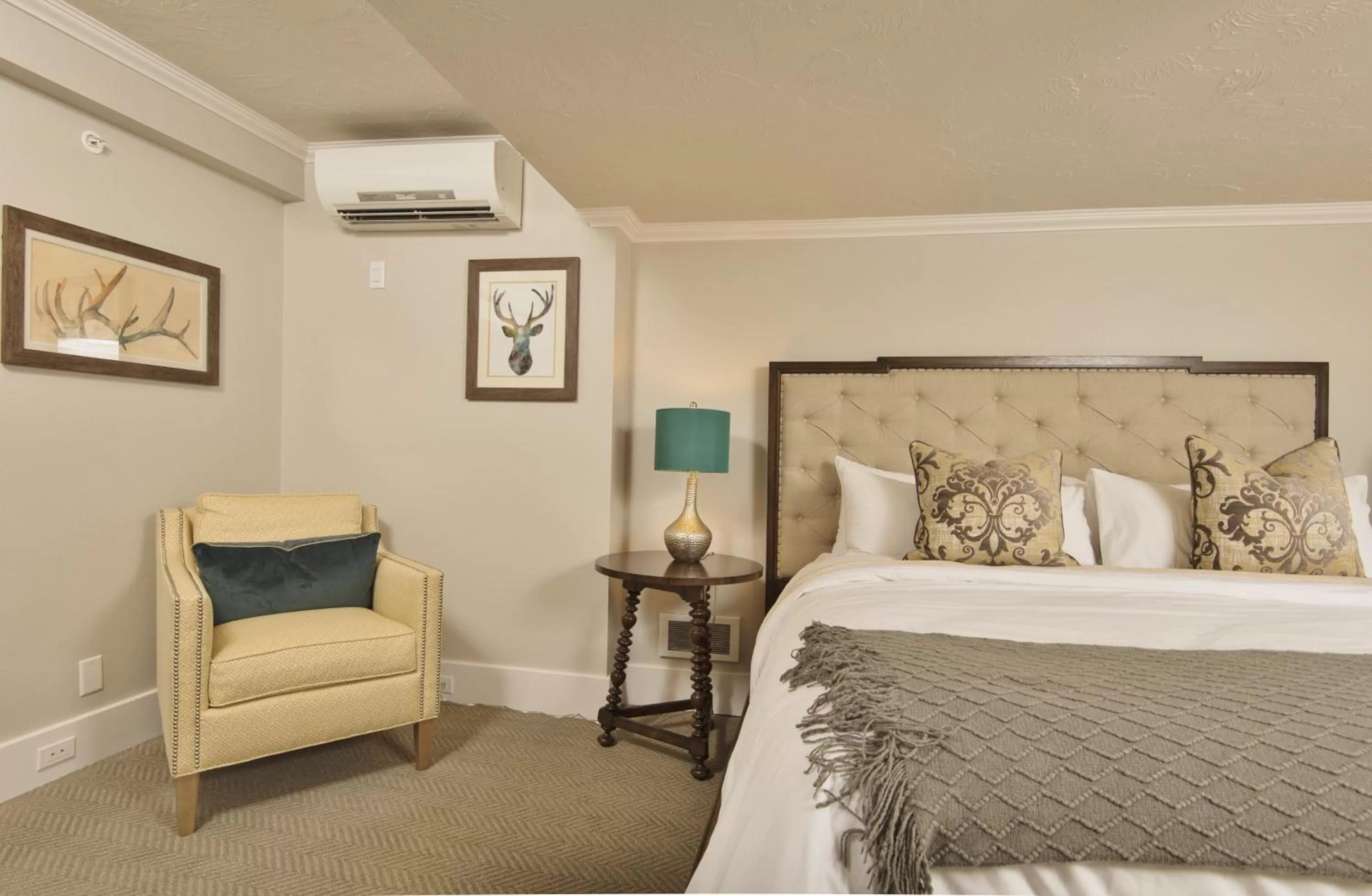 Deluxe Queen Room in Huff House Inn and Cabins