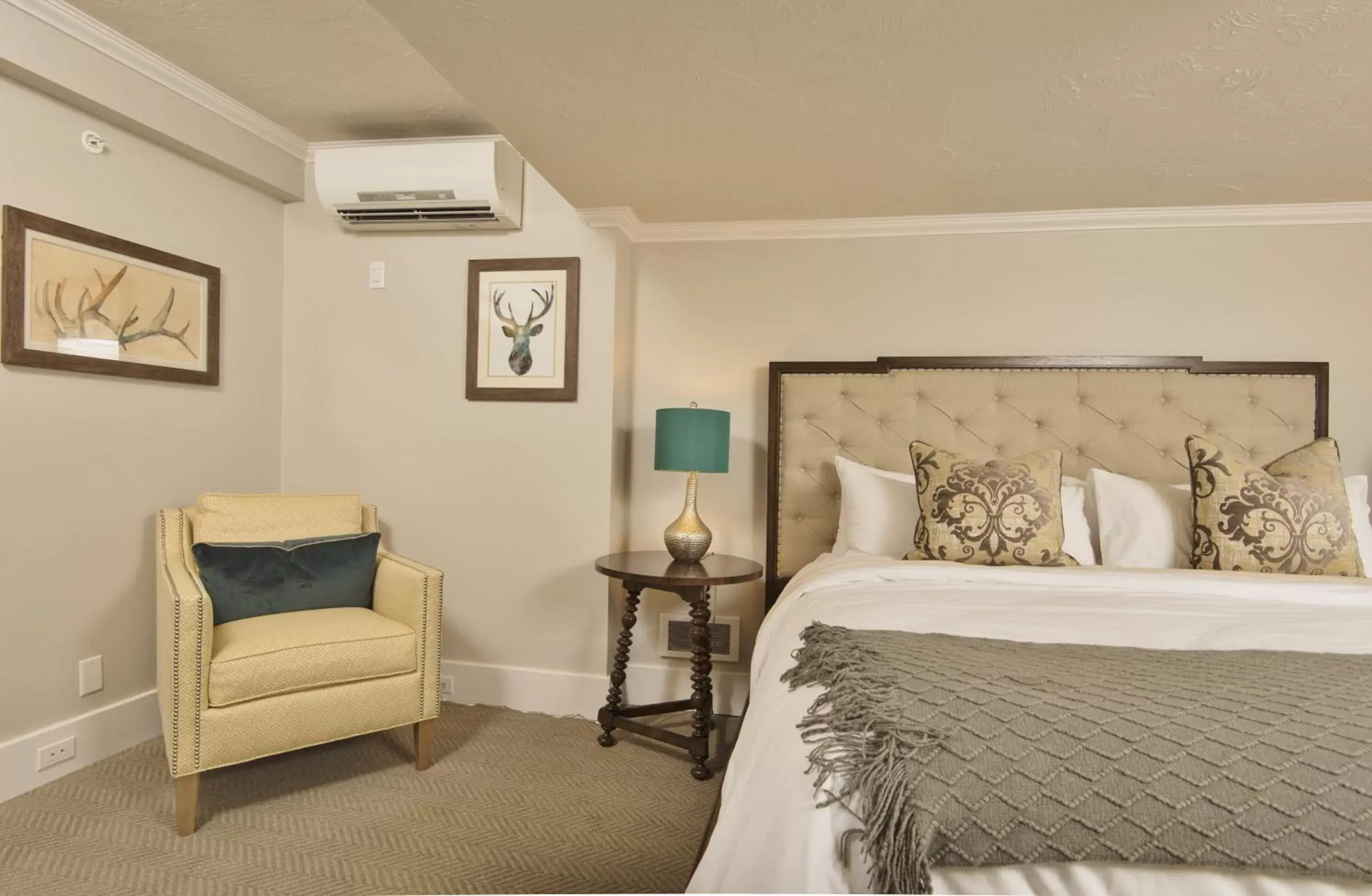 Deluxe Queen Room in Huff House Inn and Cabins Deluxe Queen Room in Huff House Inn and Cabins