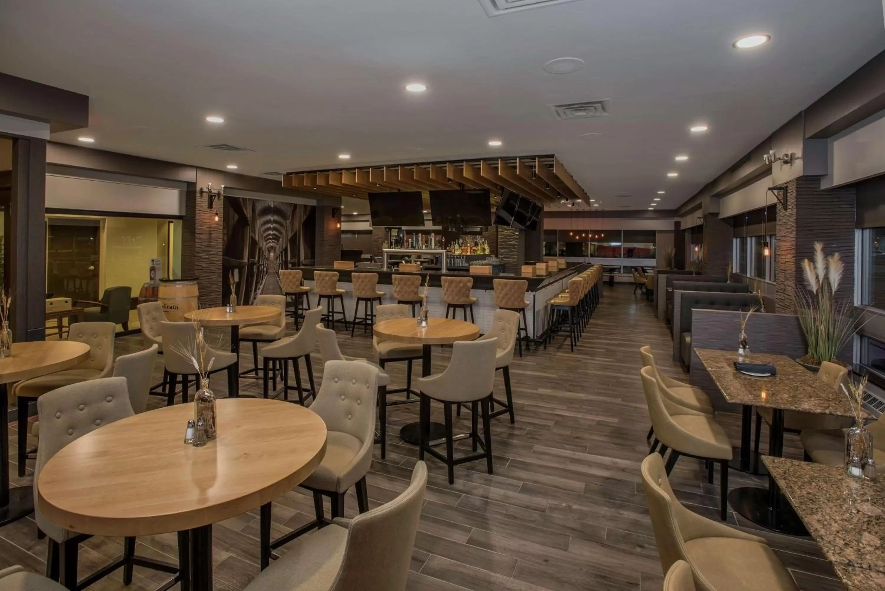 Restaurant/places to eat in Hilton Winnipeg Airport Suites