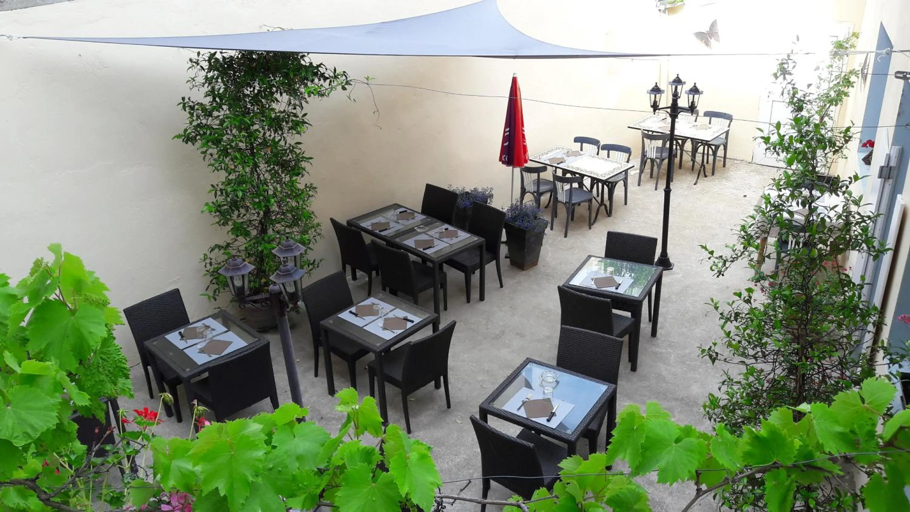 Patio in Logis Hotels - Hôtel Le Boulevard