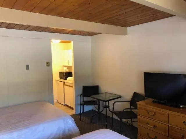 Photo of the whole room, Bed in Pines Motel
