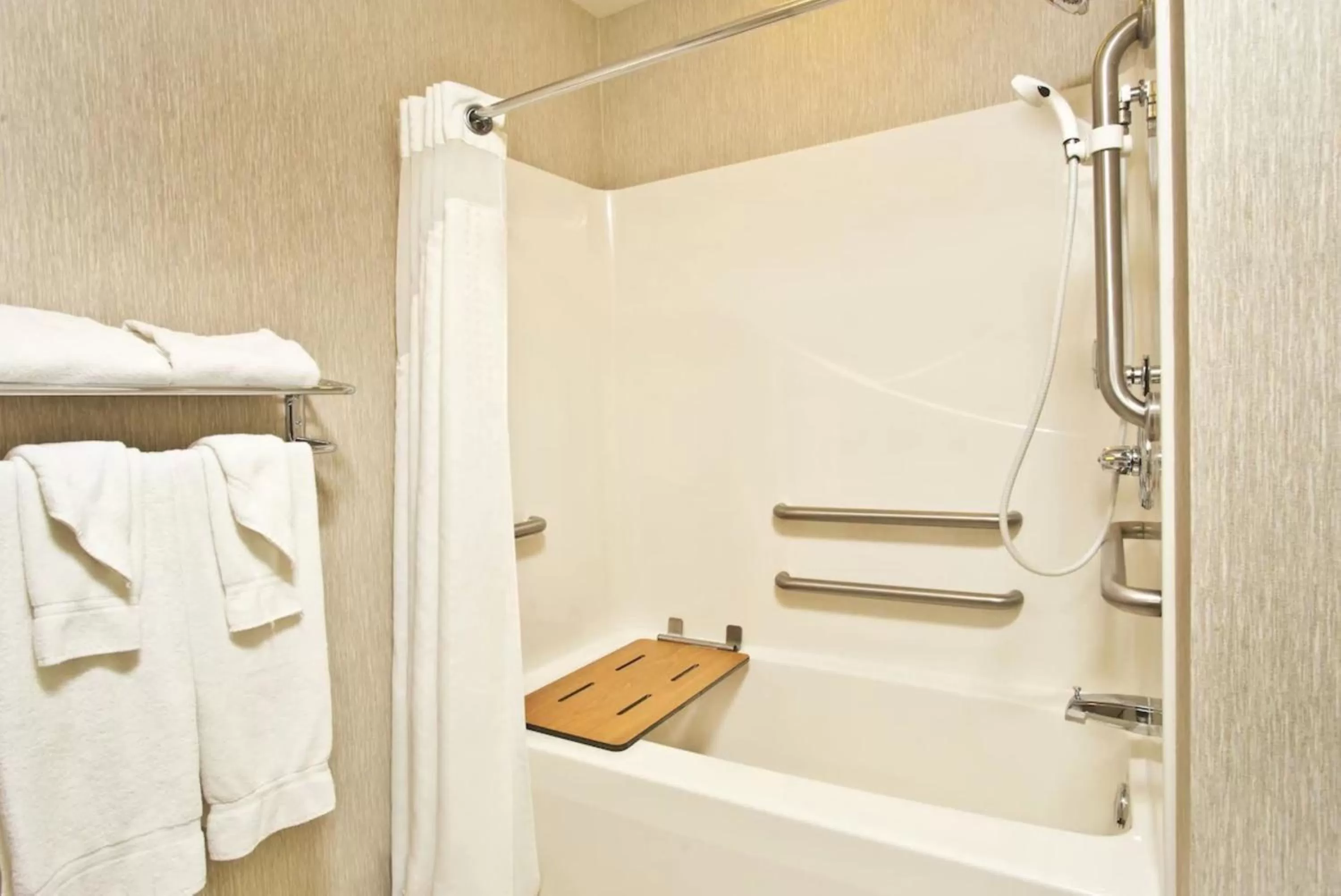 Bath in Holiday Inn & Suites Green Bay Stadium by IHG