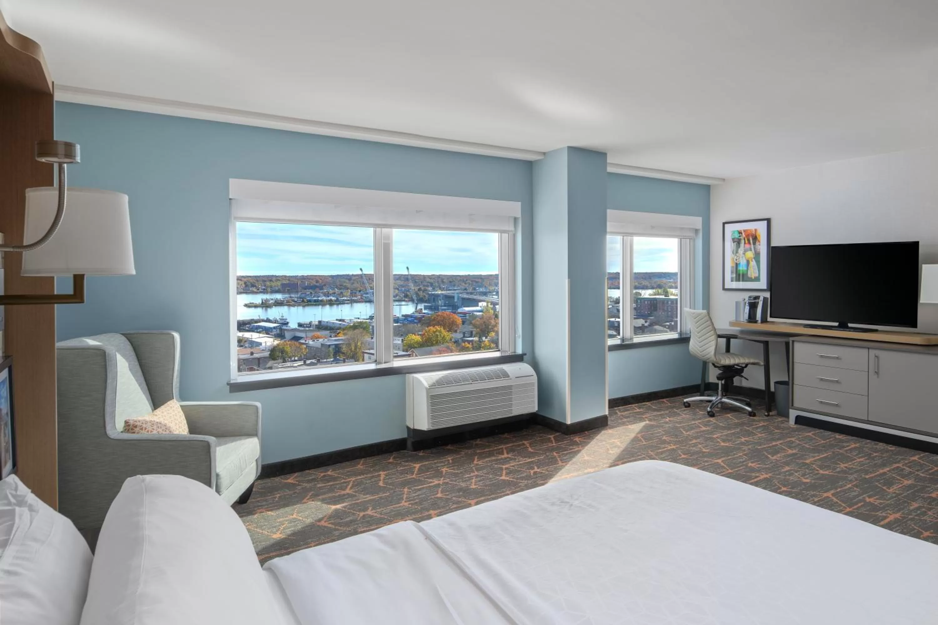 Natural landscape, Bed in Holiday Inn Portland-By the Bay by IHG