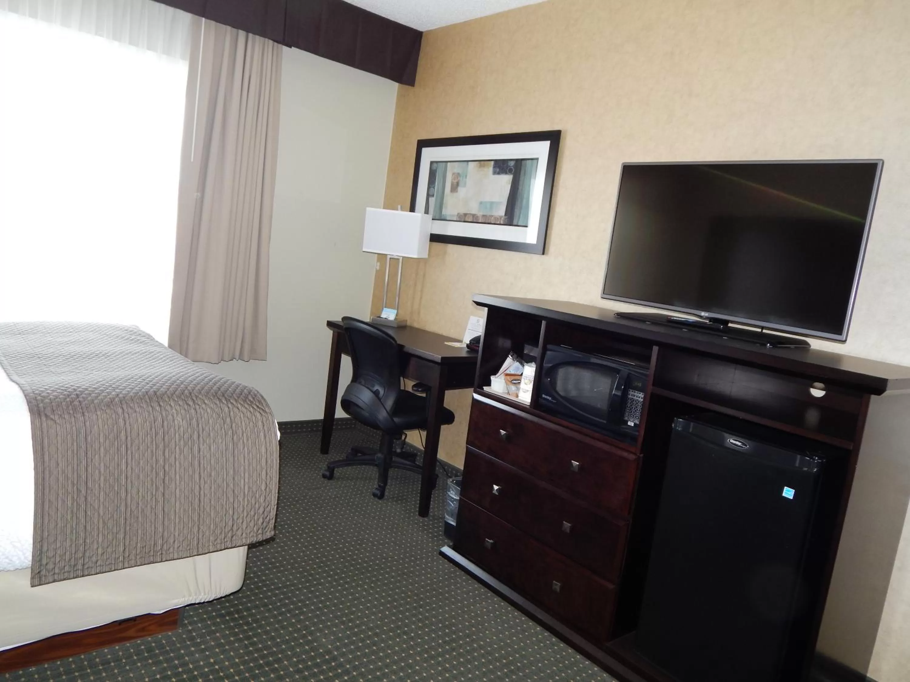 TV and multimedia, Bed in Days Inn by Wyndham Cranbrook Conference Centre
